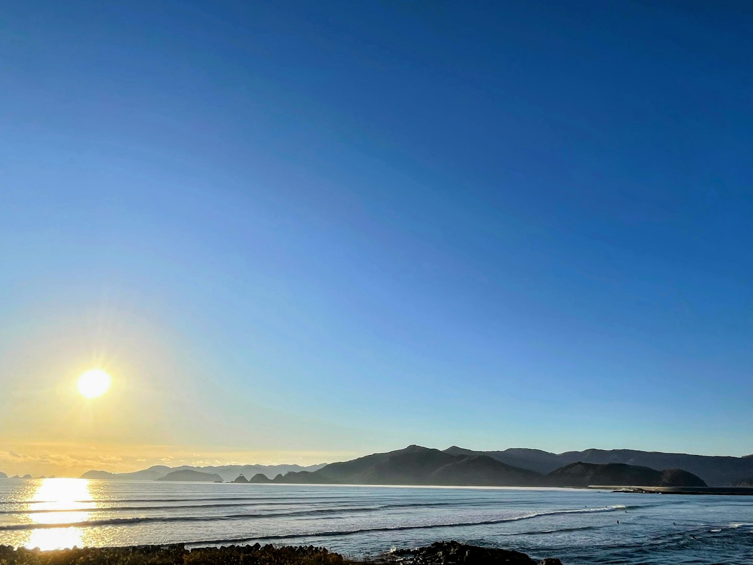 海洋的风景，落日与晴朗的蓝天