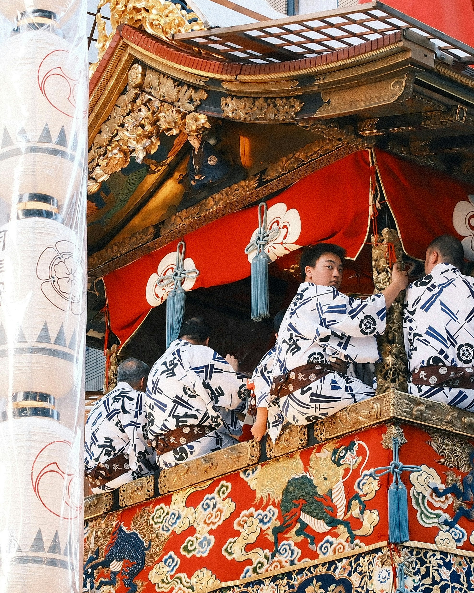 祇園祭の山鉾で子どもが見守る華やかな飾りの屋台