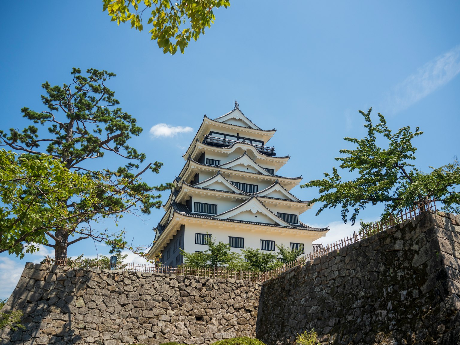Una hermosa torre de castillo se eleva bajo un cielo azul