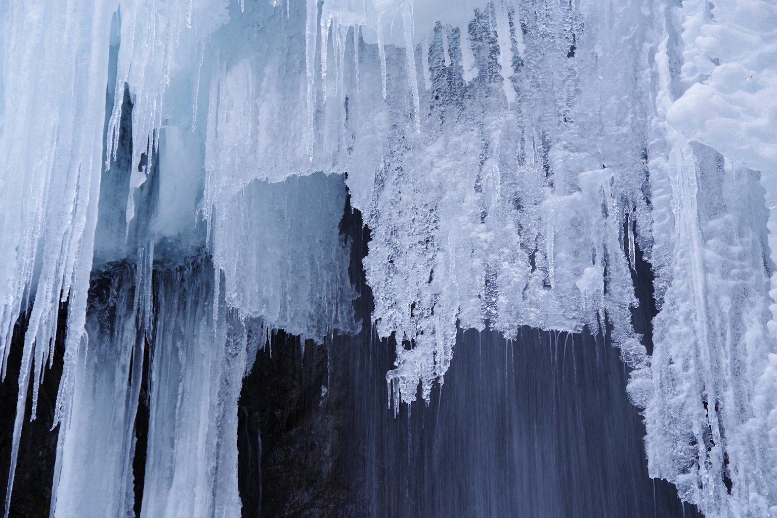 Ghiaccioli e formazioni di ghiaccio vicino a una cascata ghiacciata