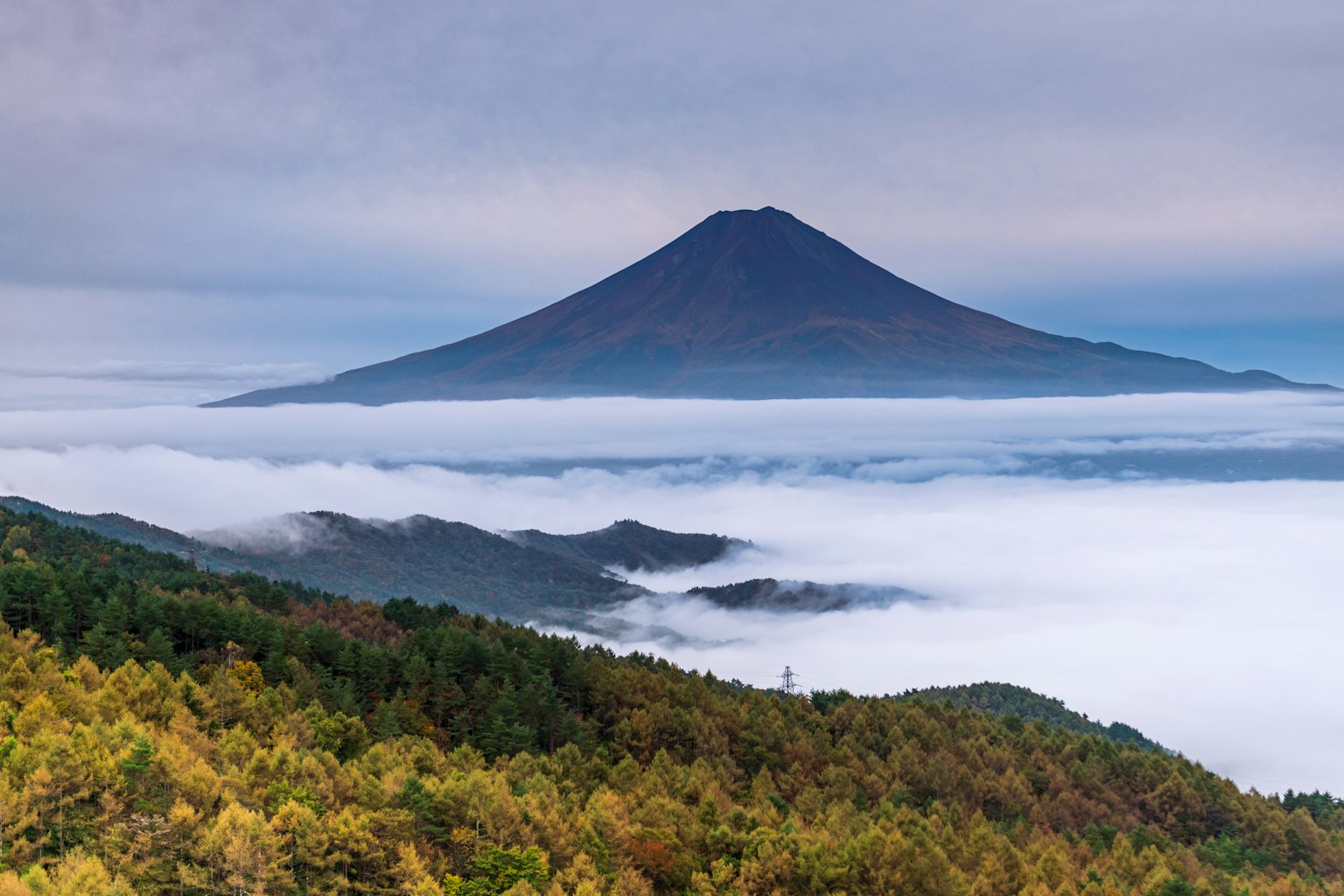 富士山的風景與雲層和秋季植被