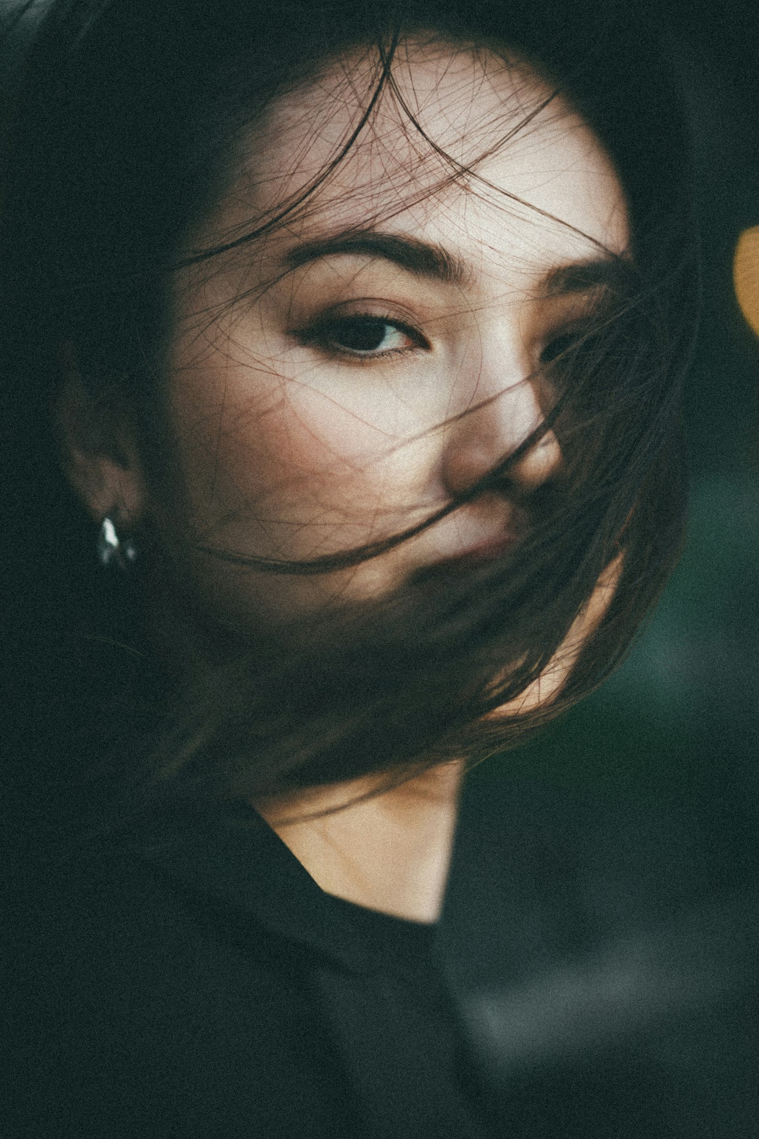 Retrato de una mujer con cabello fluido que lleva un atuendo negro