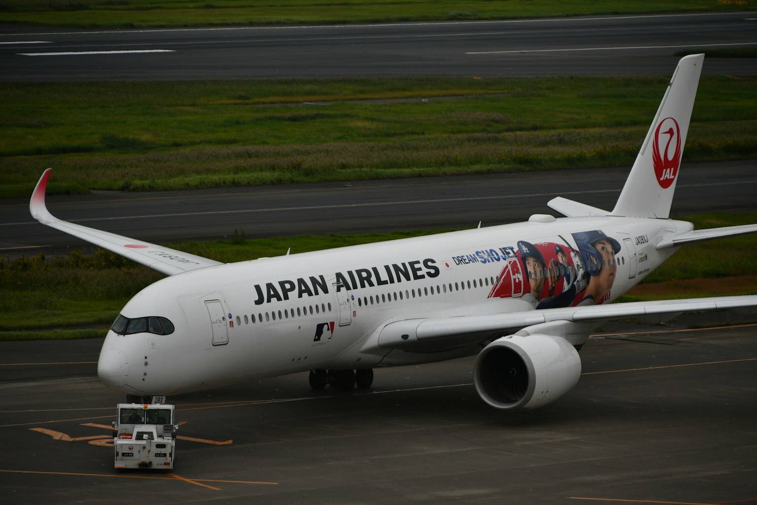 日本航空A350飞机停在跑道上