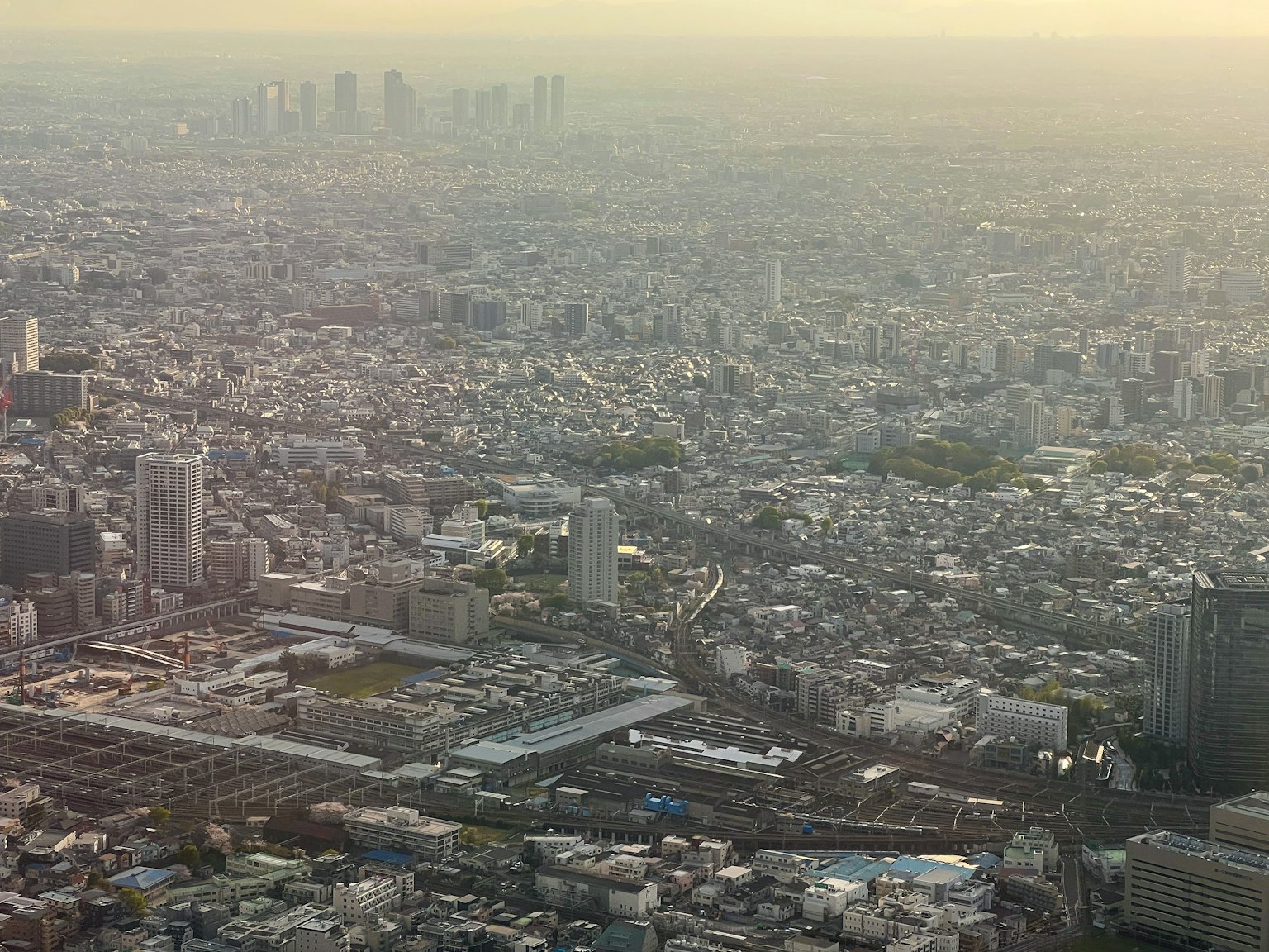 Vista aerea del paesaggio urbano di Tokyo al crepuscolo con un'atmosfera velata