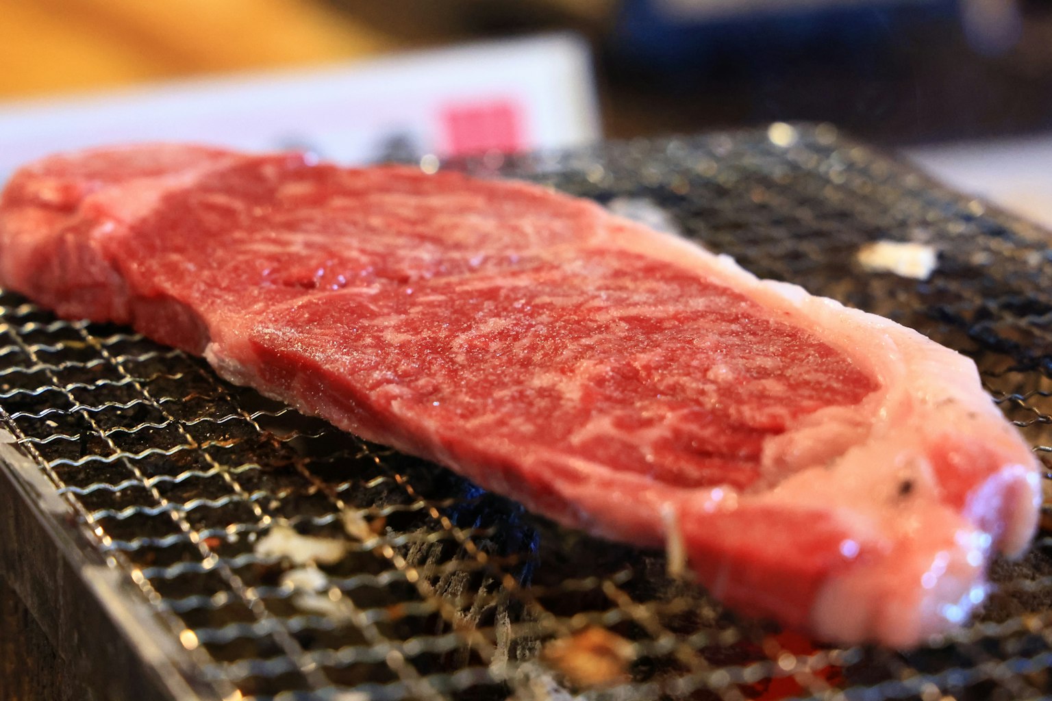 Filete marmoleado colocado en una parrilla listo para cocinar