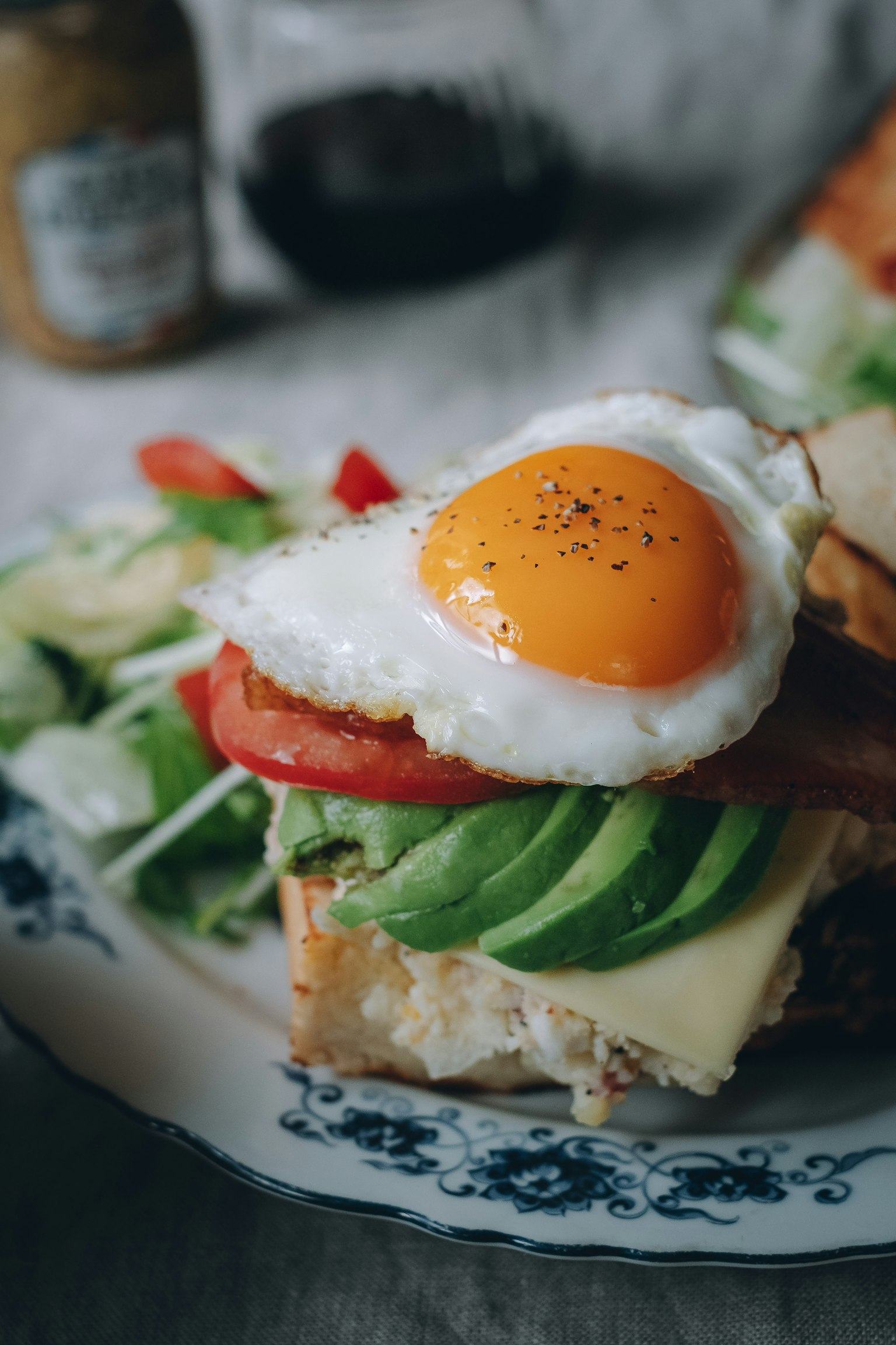 Bánh mì có bơ, cà chua và trứng chiên