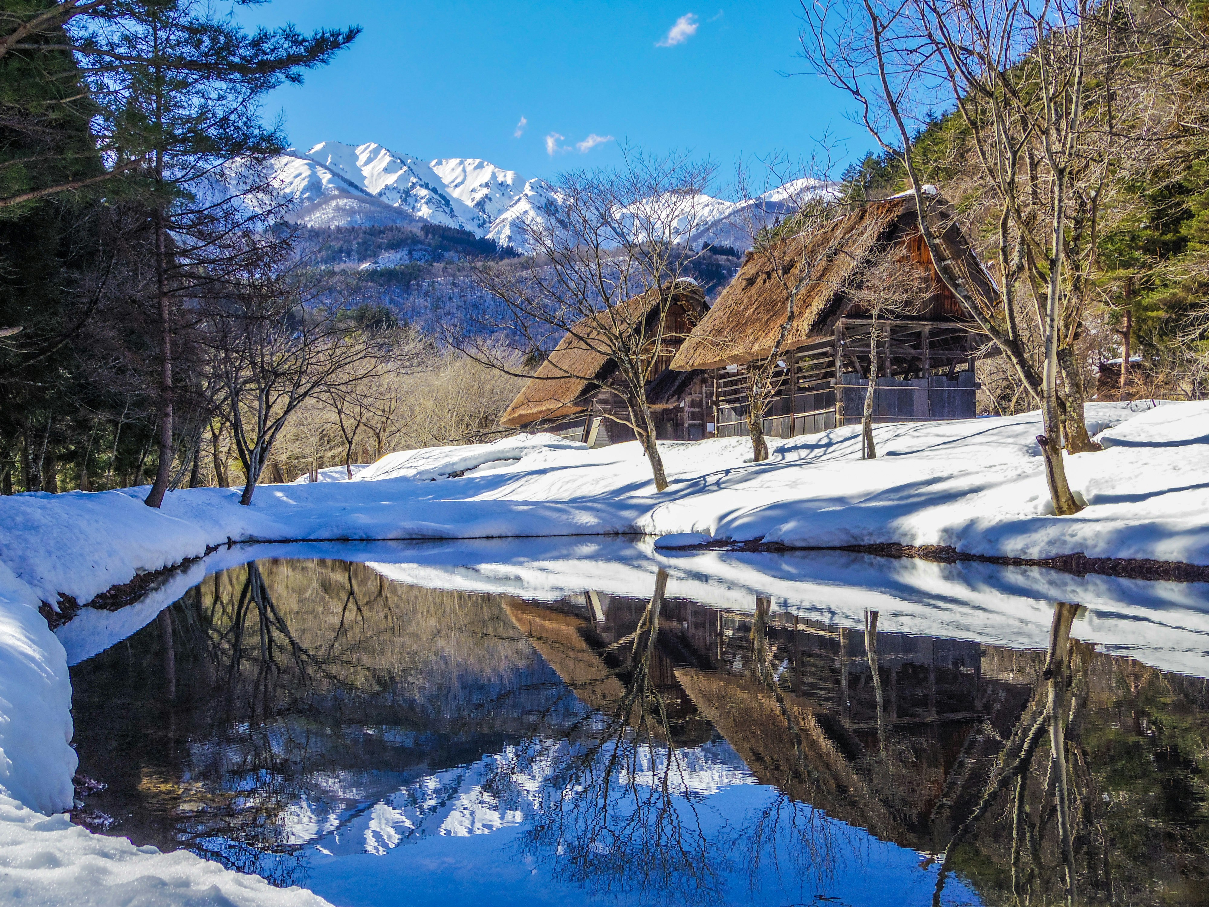 岐阜県・白川郷の雪景色に映る合掌造りの家並み