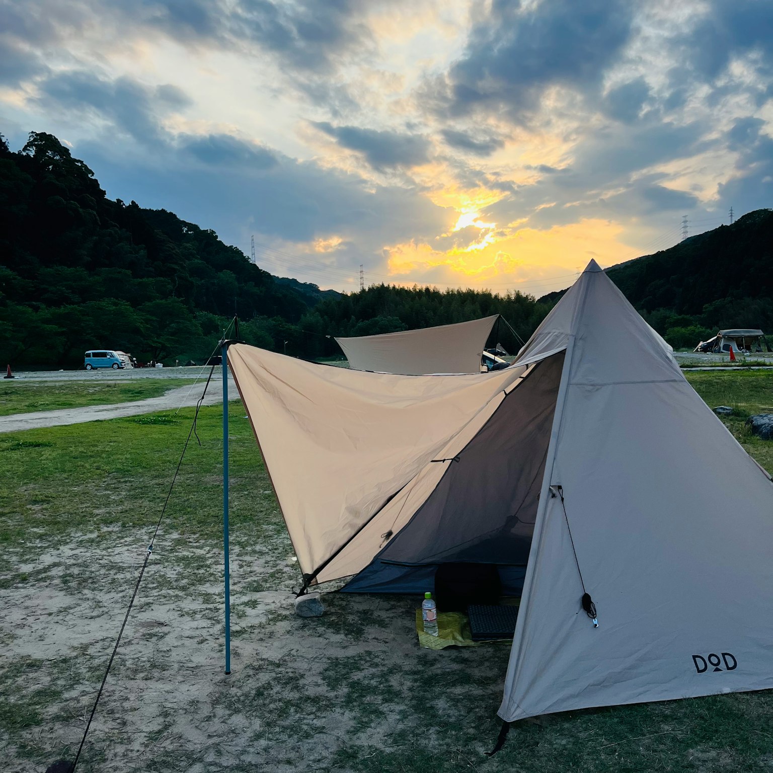 Zelt im Sonnenuntergang mit umliegender Natur