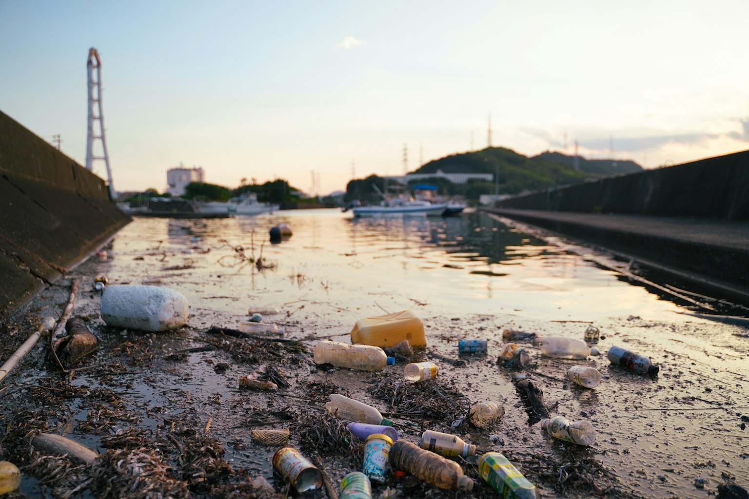 水面漂浮的垃圾與夕陽背景