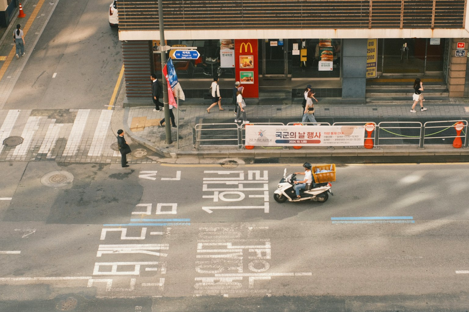 Belebte Straße mit einem McDonald's und Fußgängern
