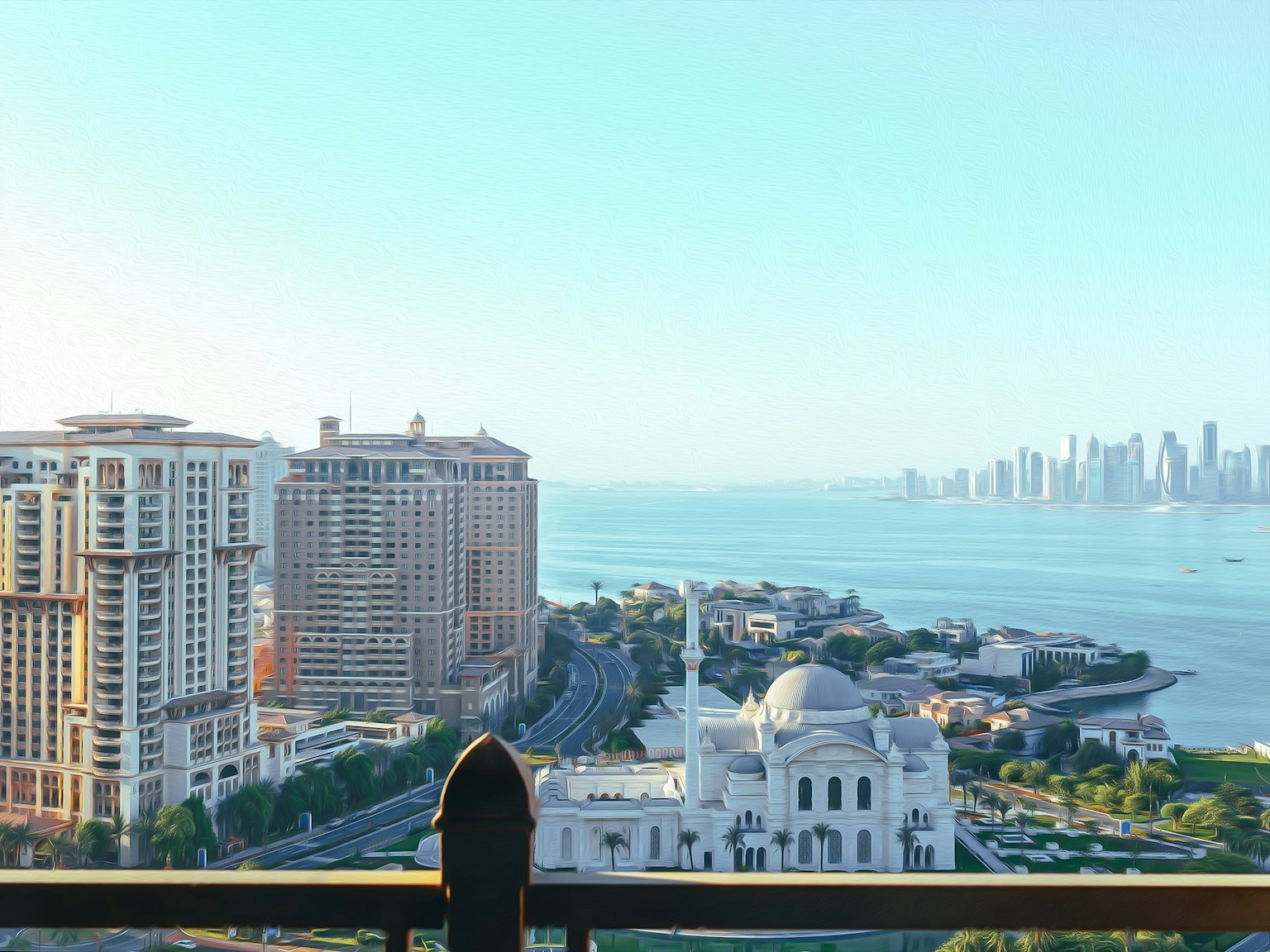 Vista panoramica sul mare e skyline della città con una moschea bianca
