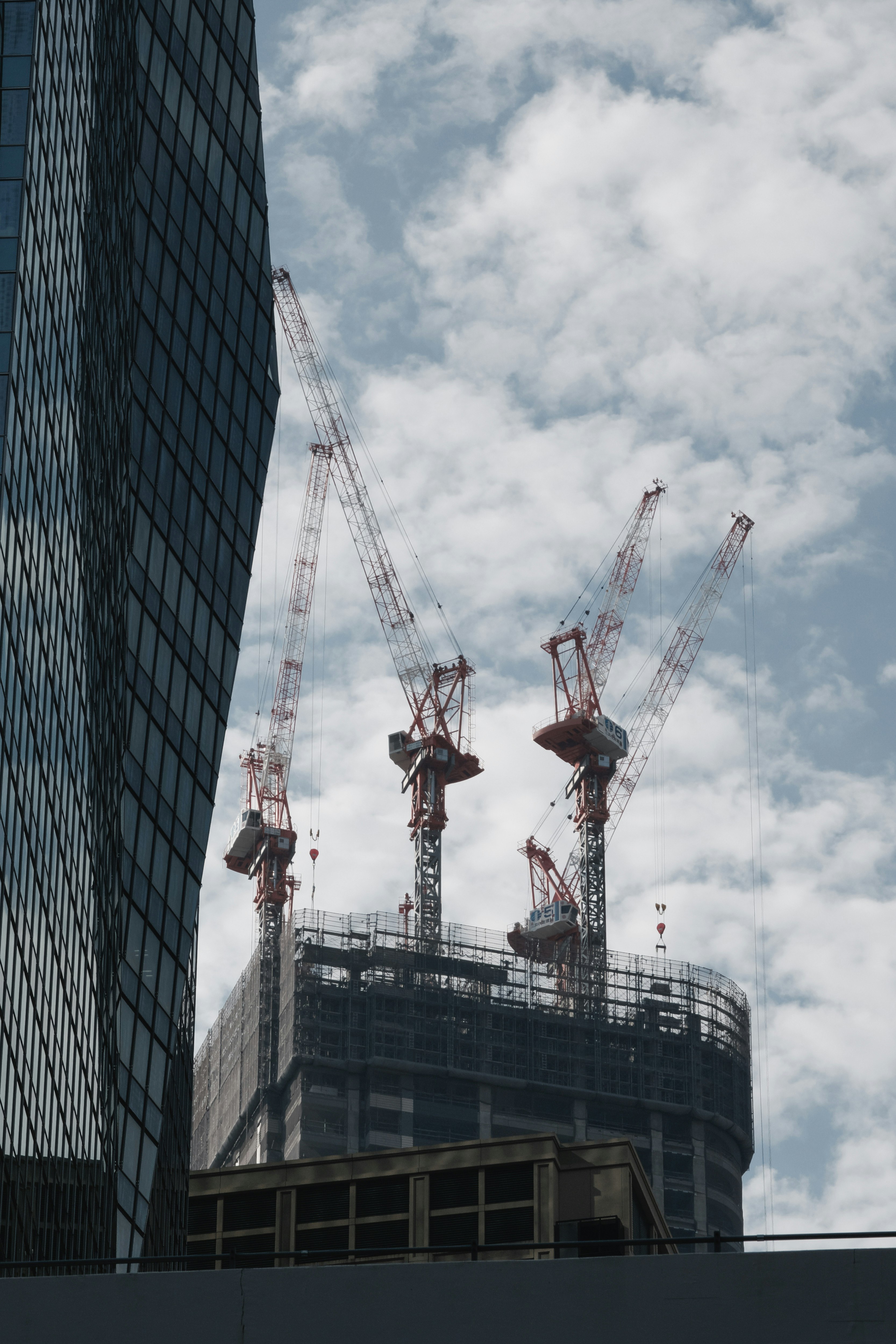 建設中のビルにタワークレーンが並ぶ都市の風景