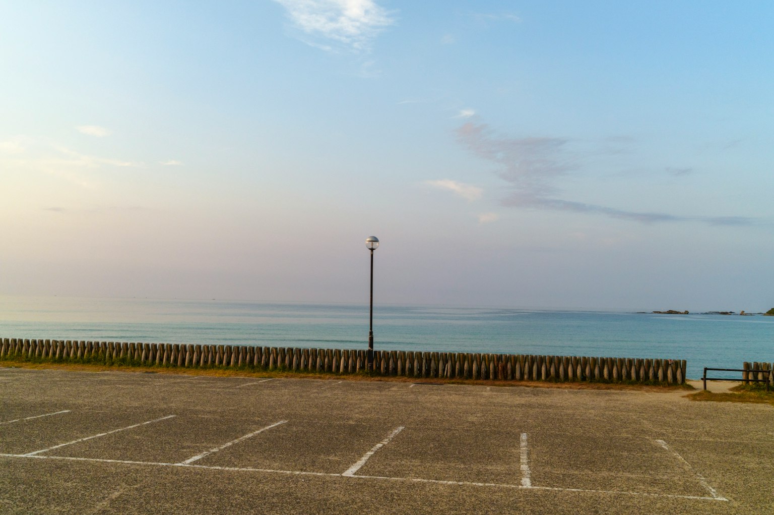 Paesaggio marino calmo con mare e cielo blu linee di parcheggio visibili