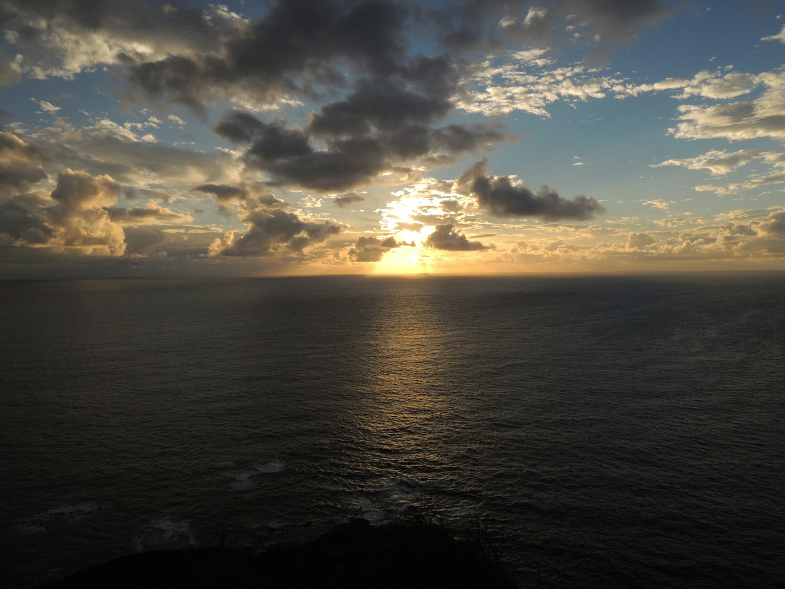Sonnenuntergang über dem Ozeanhorizont mit Wolken am Himmel