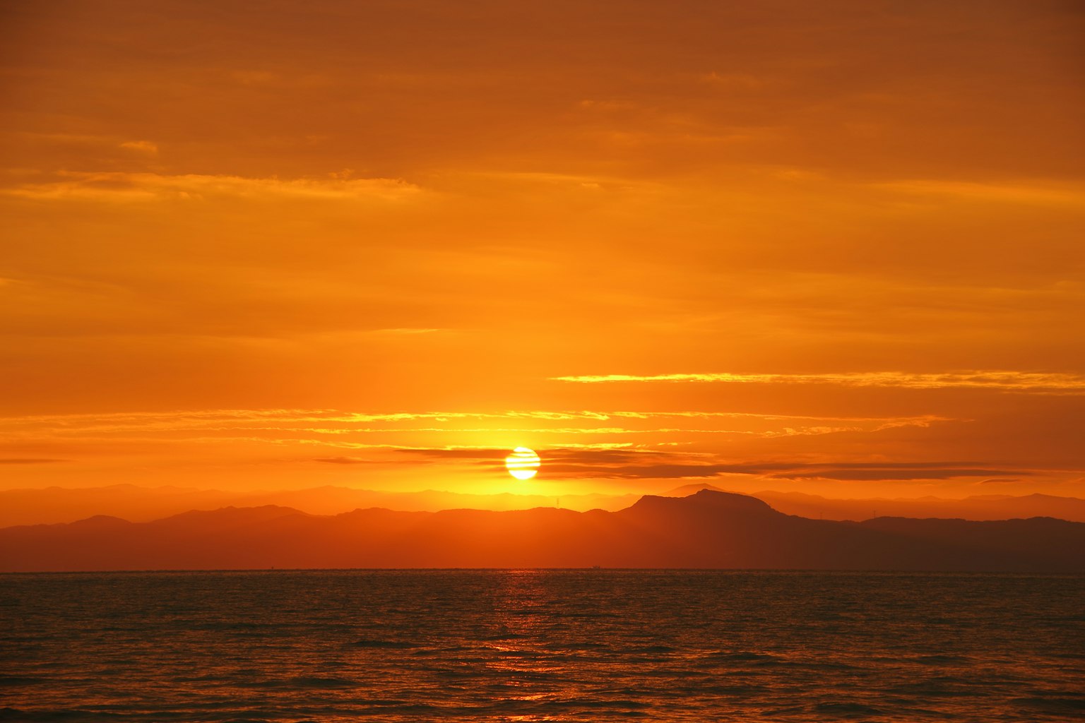 海上美丽的橙色日落