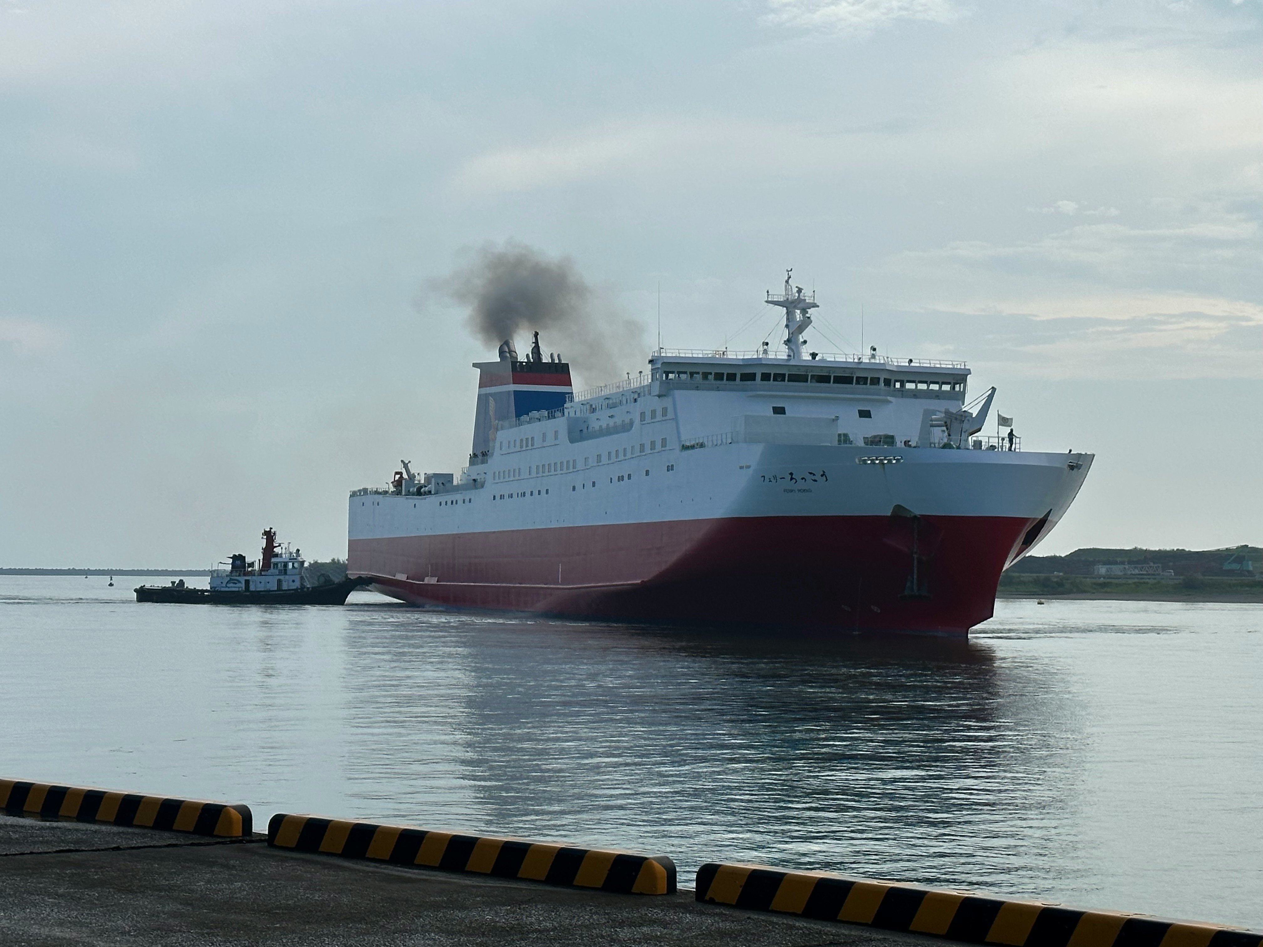 gran ferry atracado en un puerto imagen