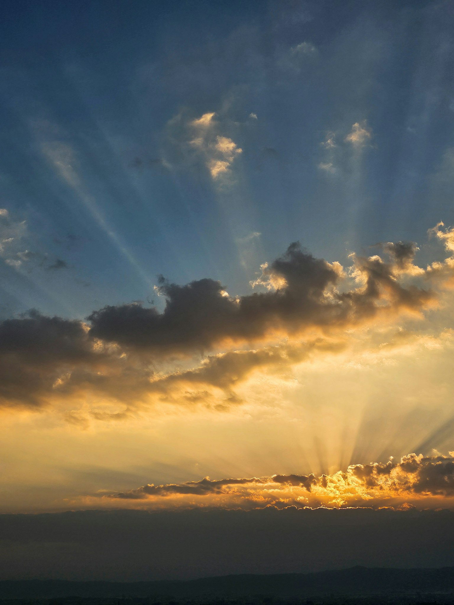 Ciel de coucher de soleil magnifique avec des nuages et des rayons de lumière