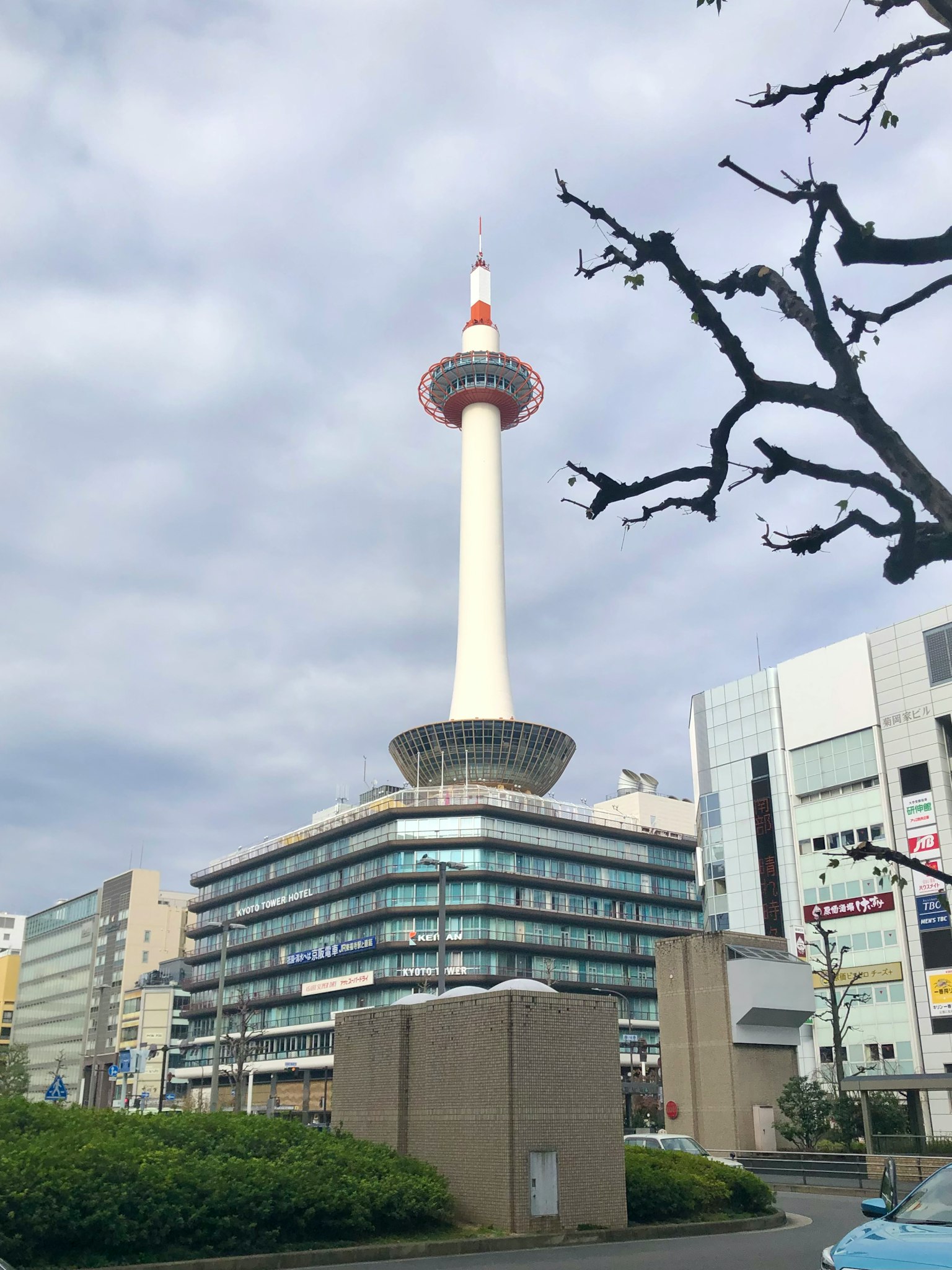 京都塔被现代建筑环绕