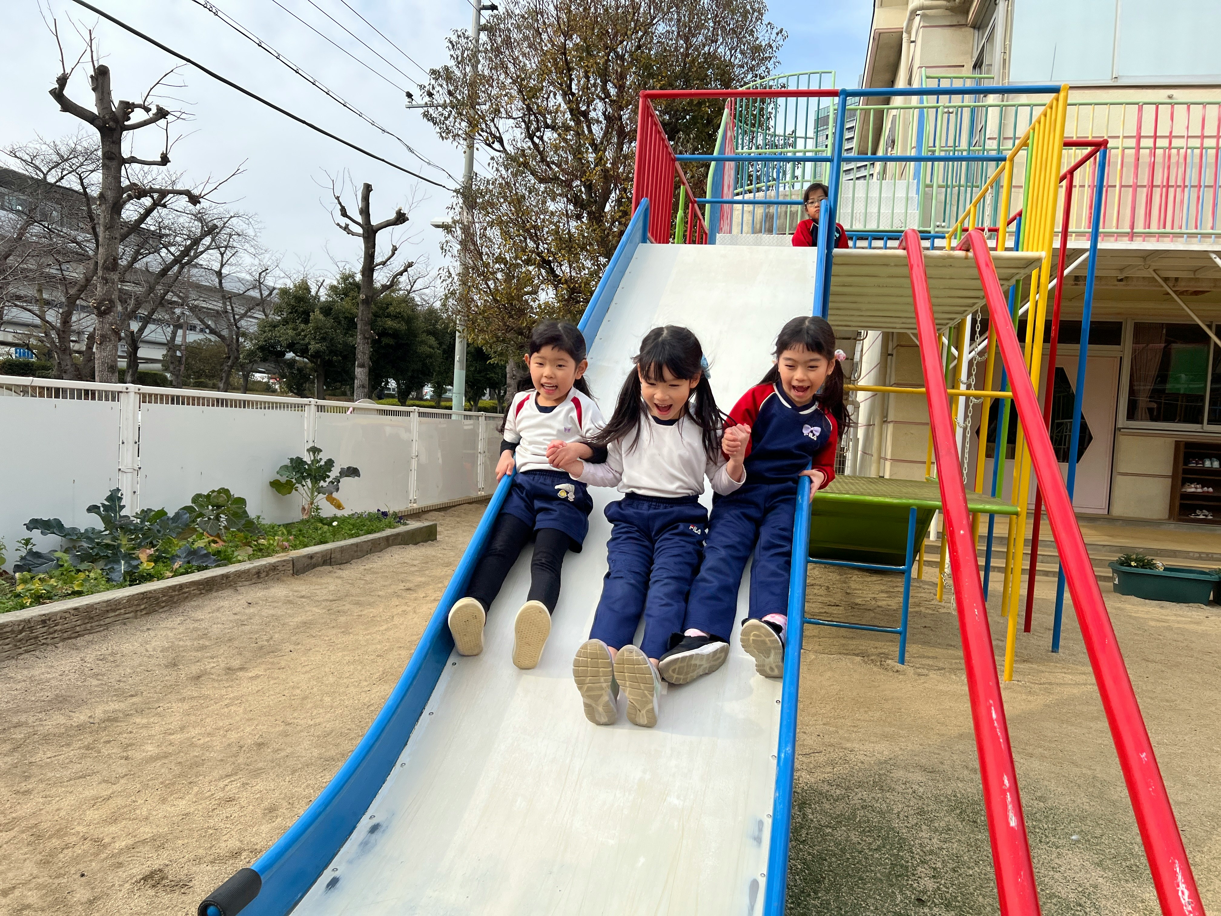 trẻ em chơi trên thiết bị sân chơi ngoài trời
