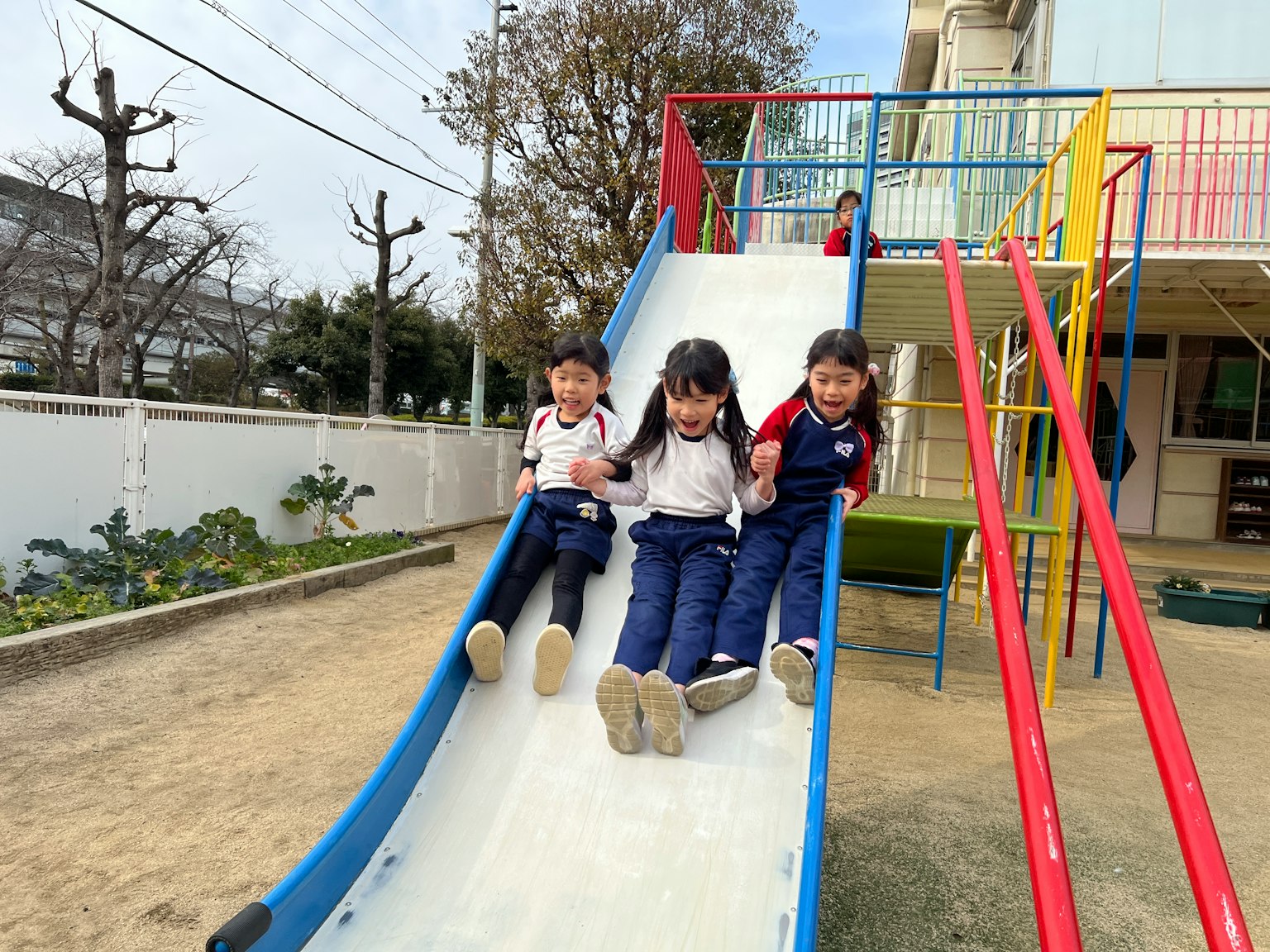 孩子们在游乐场的彩色滑梯上玩耍