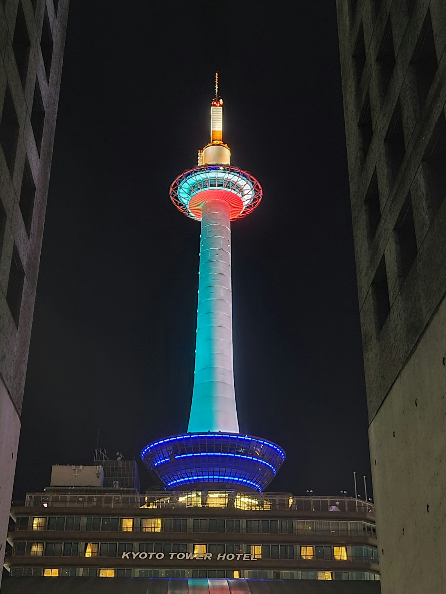 Torre di Kyoto illuminata di notte con luci colorate