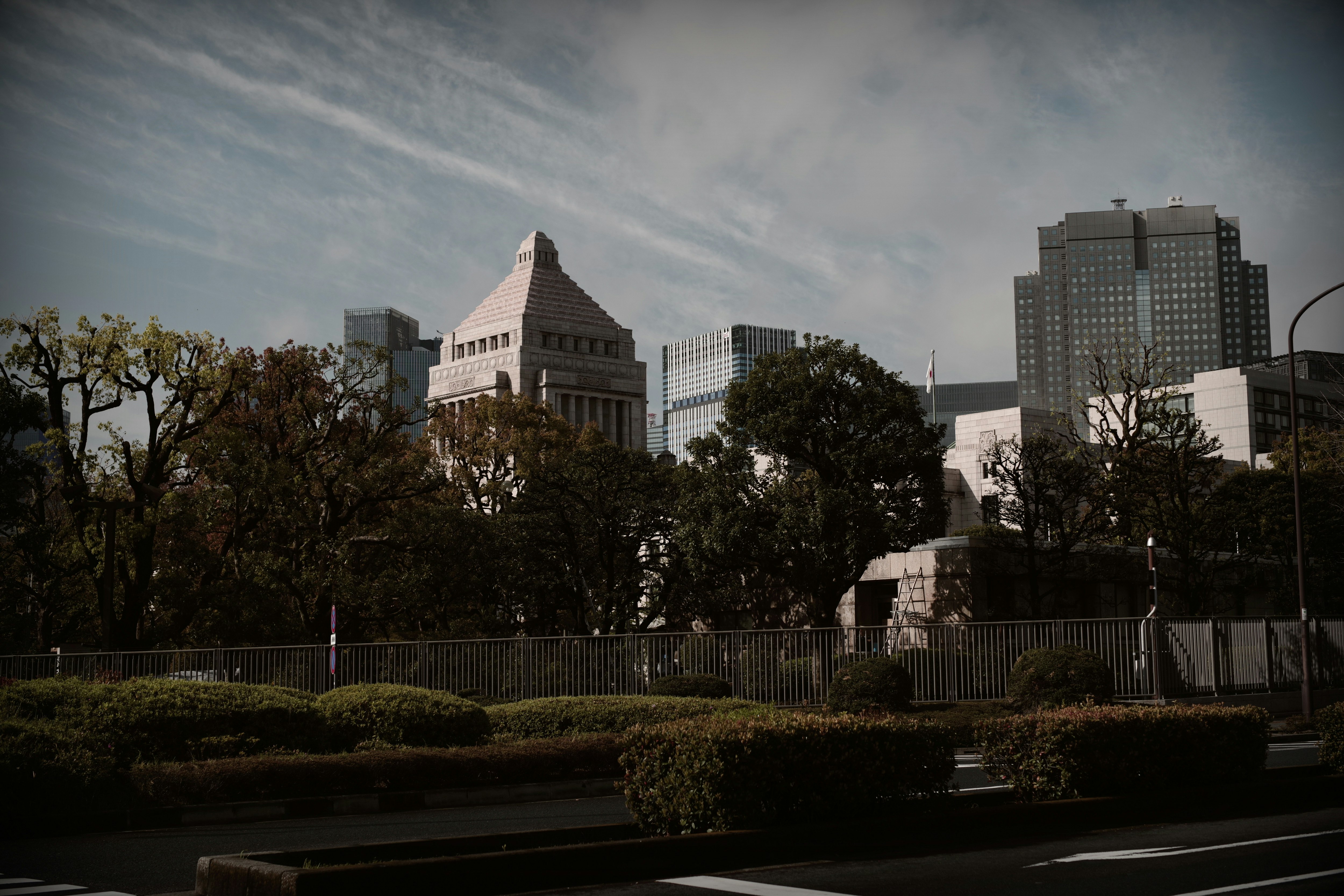 Paisaje urbano de Tokio con el edificio de la Dieta Nacional
