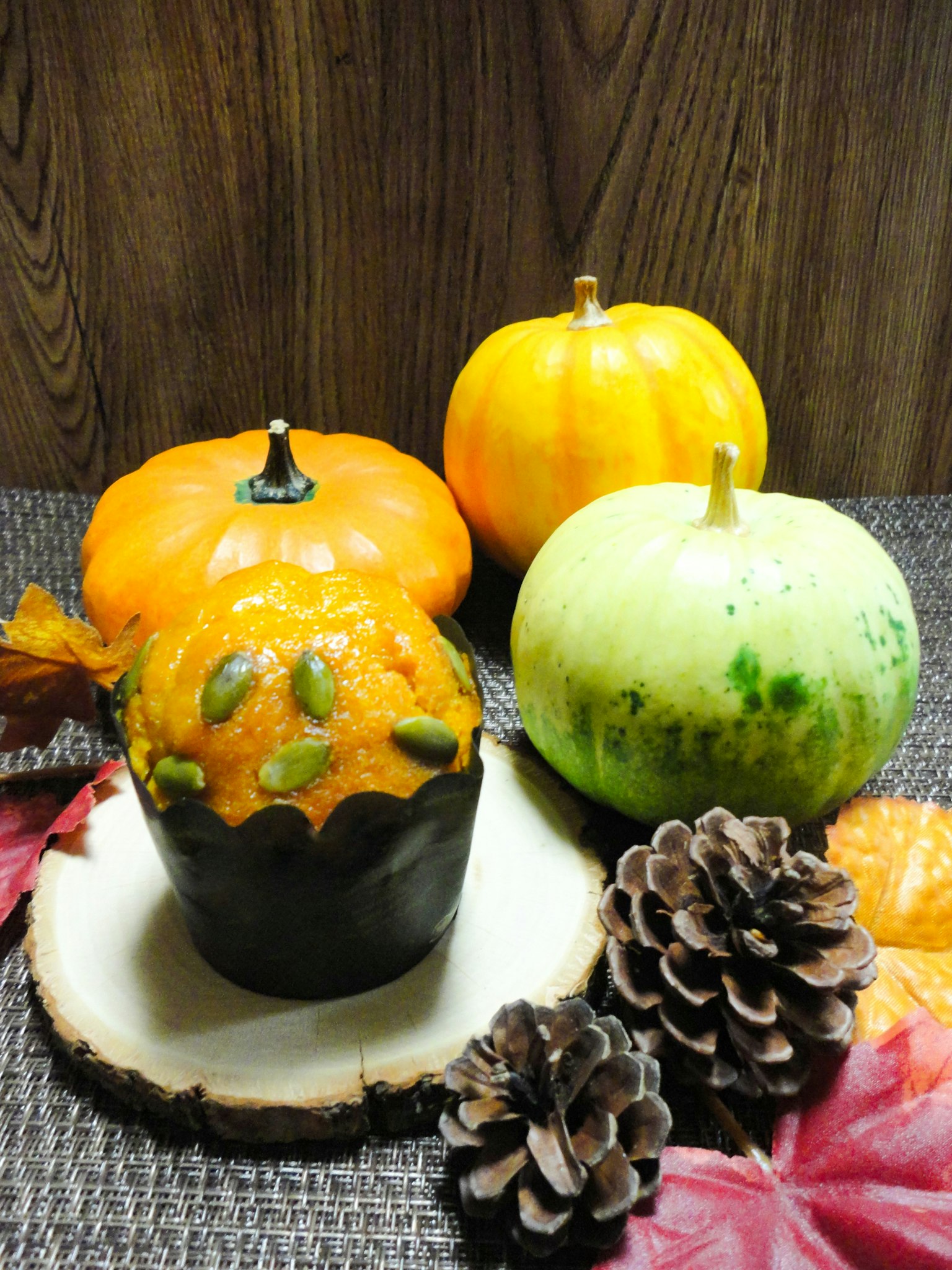 Calabazas coloridas y piñas dispuestas en una decoración de otoño