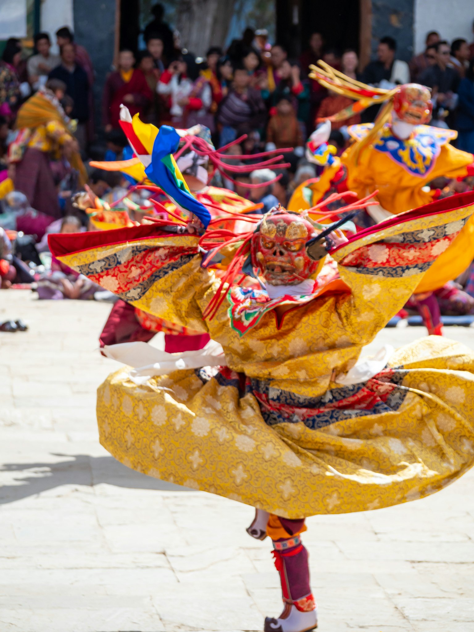 Những vũ công trong trang phục truyền thống đầy màu sắc đang biểu diễn điệu nhảy sinh động
