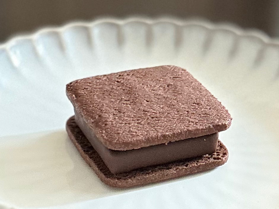 primo piano di un biscotto sandwich al cioccolato