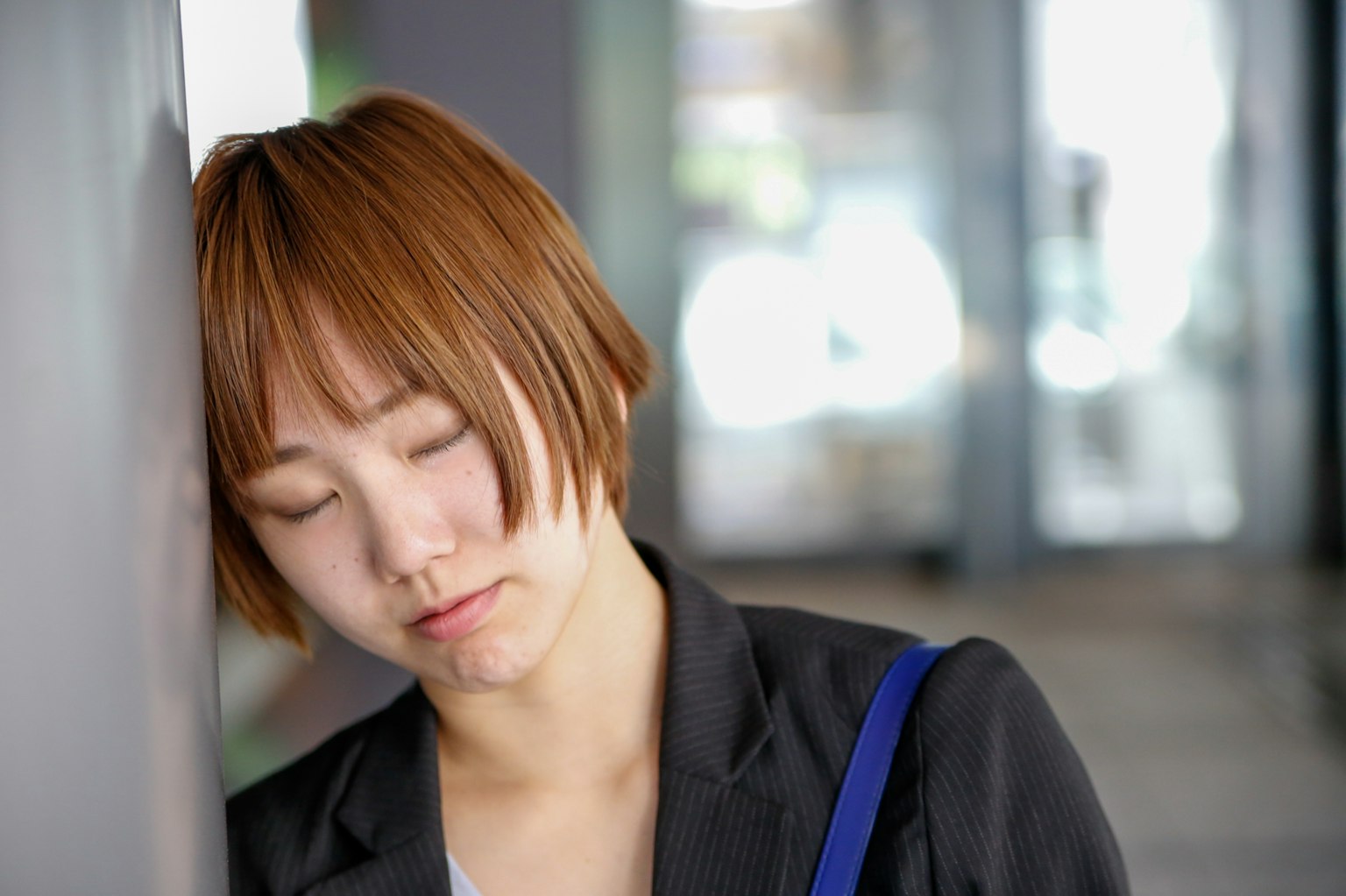 ภาพพอร์ตเทรตของหญิงสาวที่พิงกำแพง