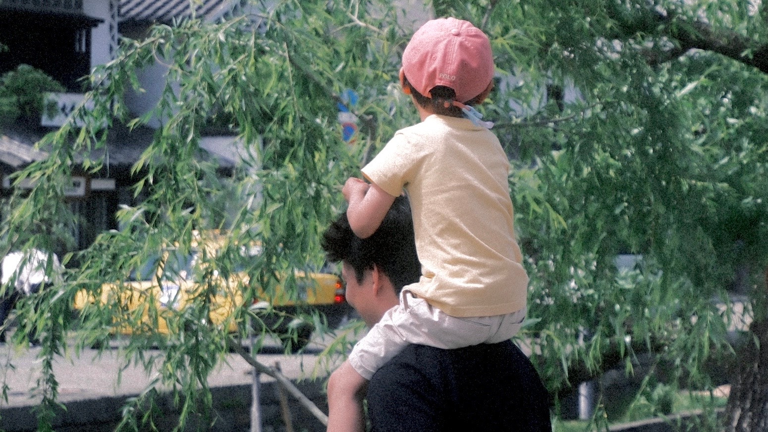 竹林の小道で子どもを抱き上げる親子