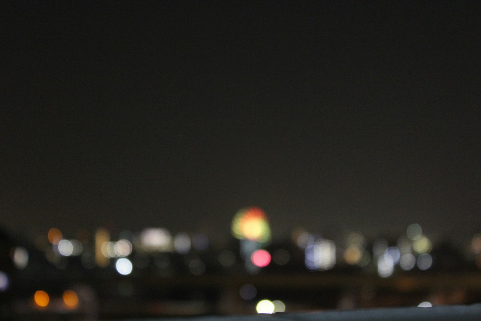 模糊的夜间城市景观与散焦灯光