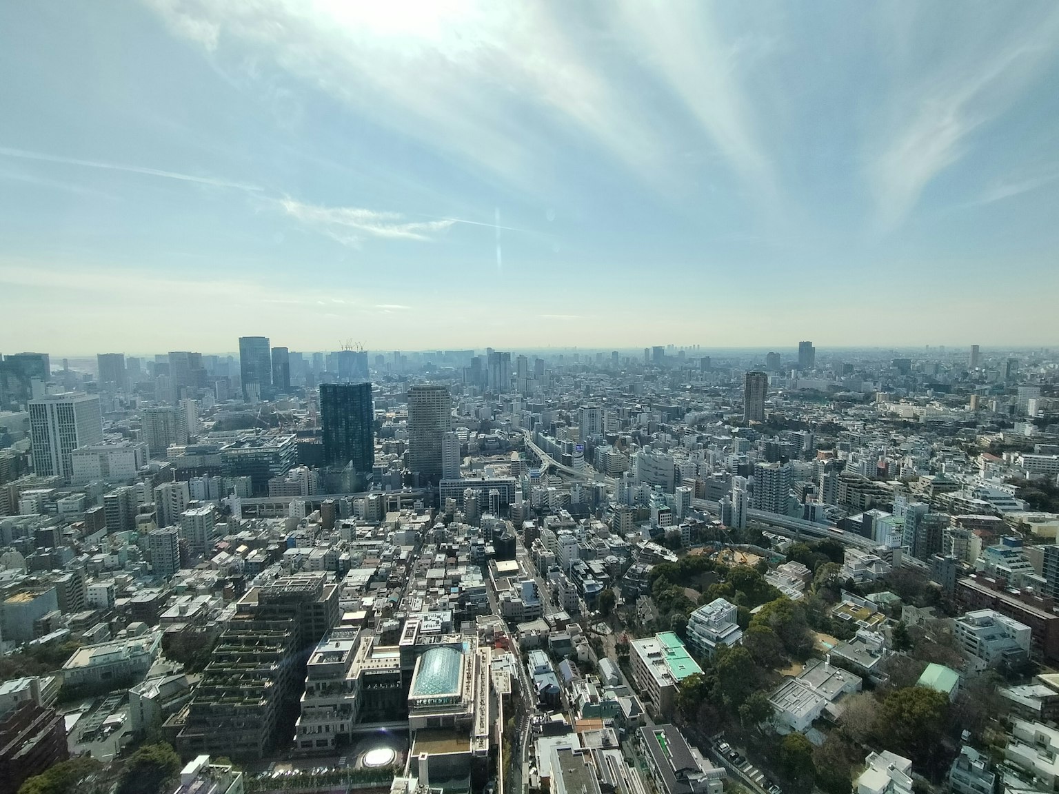 Pemandangan panorama kota Tokyo dari gedung tinggi dengan langit biru dan awan