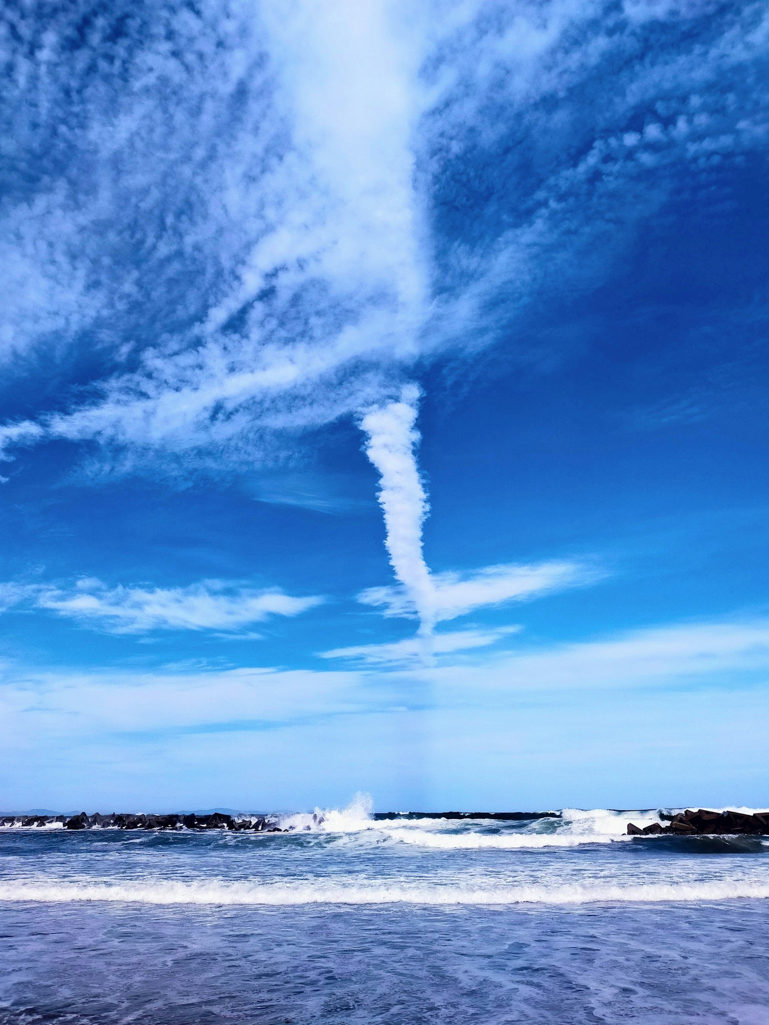 Una vista panoramica di cielo blu con nuvole e onde oceaniche