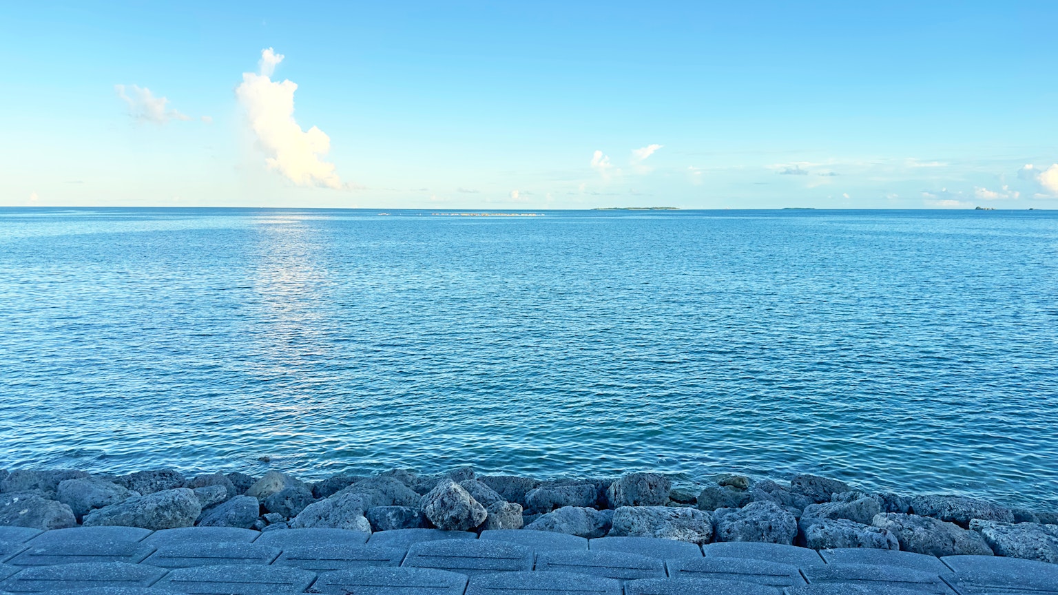 Malerscher Blick auf das ruhige blaue Meer und den Himmel mit felsiger Küste