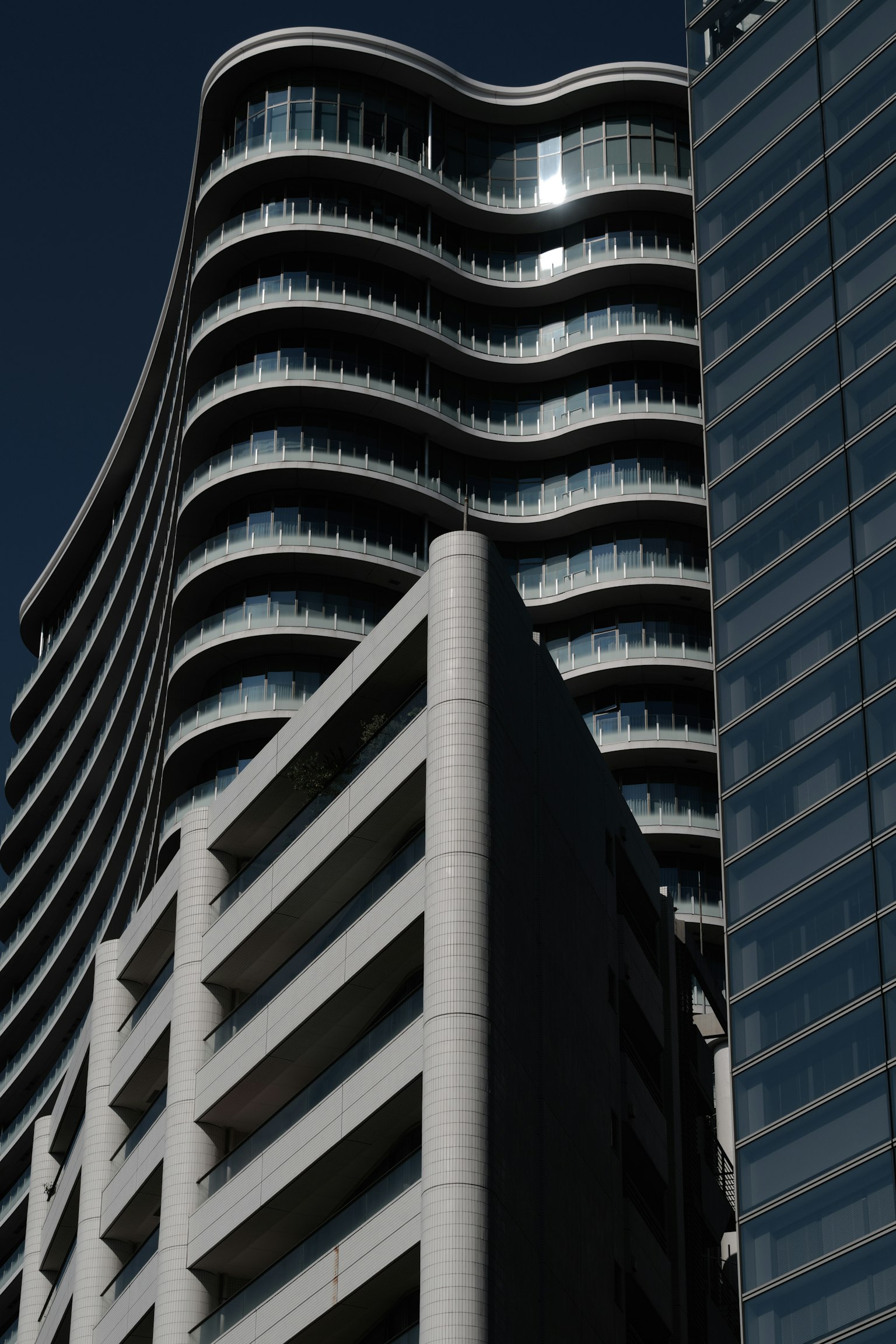 Moderne Wolkenkratzerfassade mit wellenförmigem Design und Glasfenstern