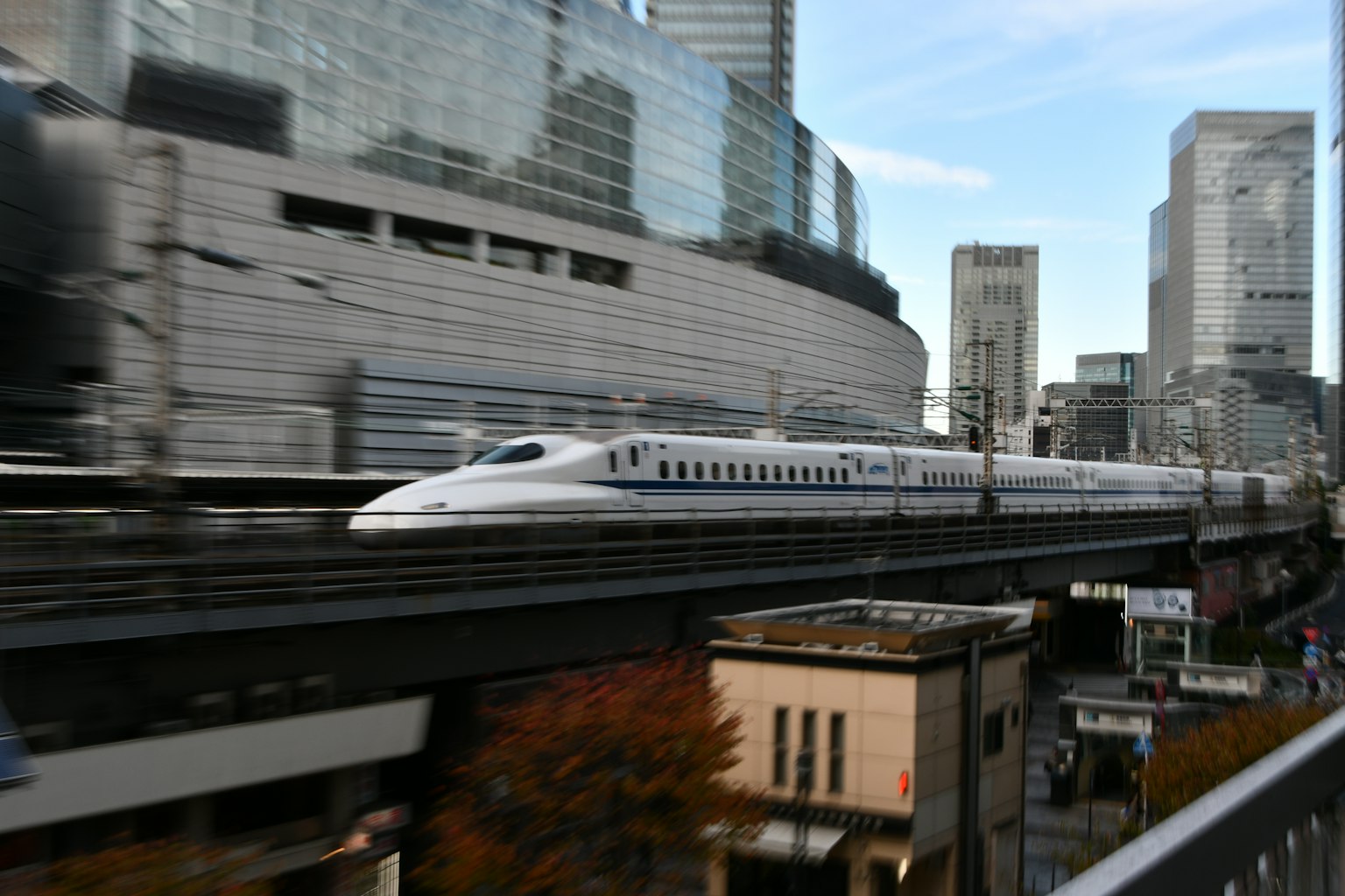 Shinkansen chạy nhanh qua cảnh quan đô thị hiện đại