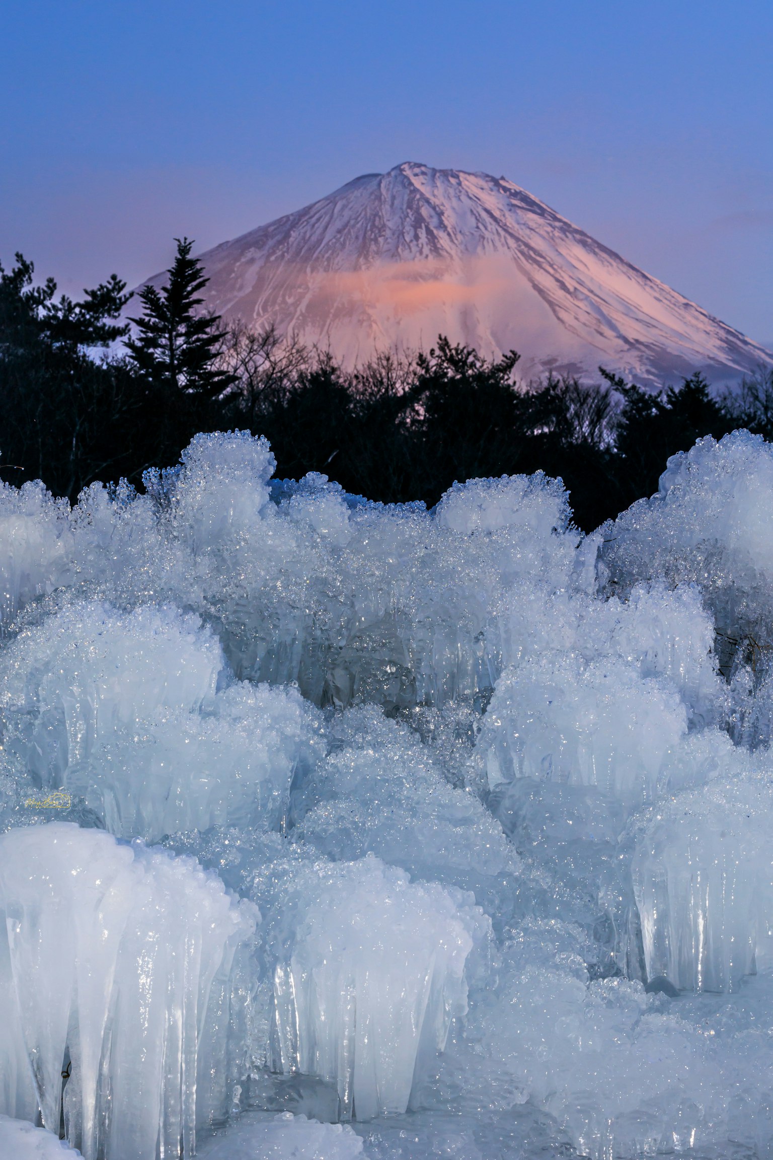 冬季場景，富士山被雪覆蓋和冰的形成