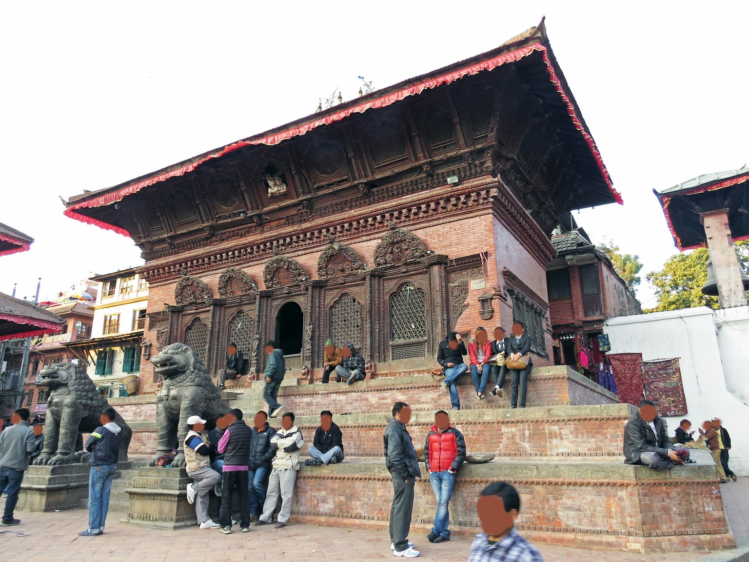 尼泊爾傳統寺廟外觀及遊客