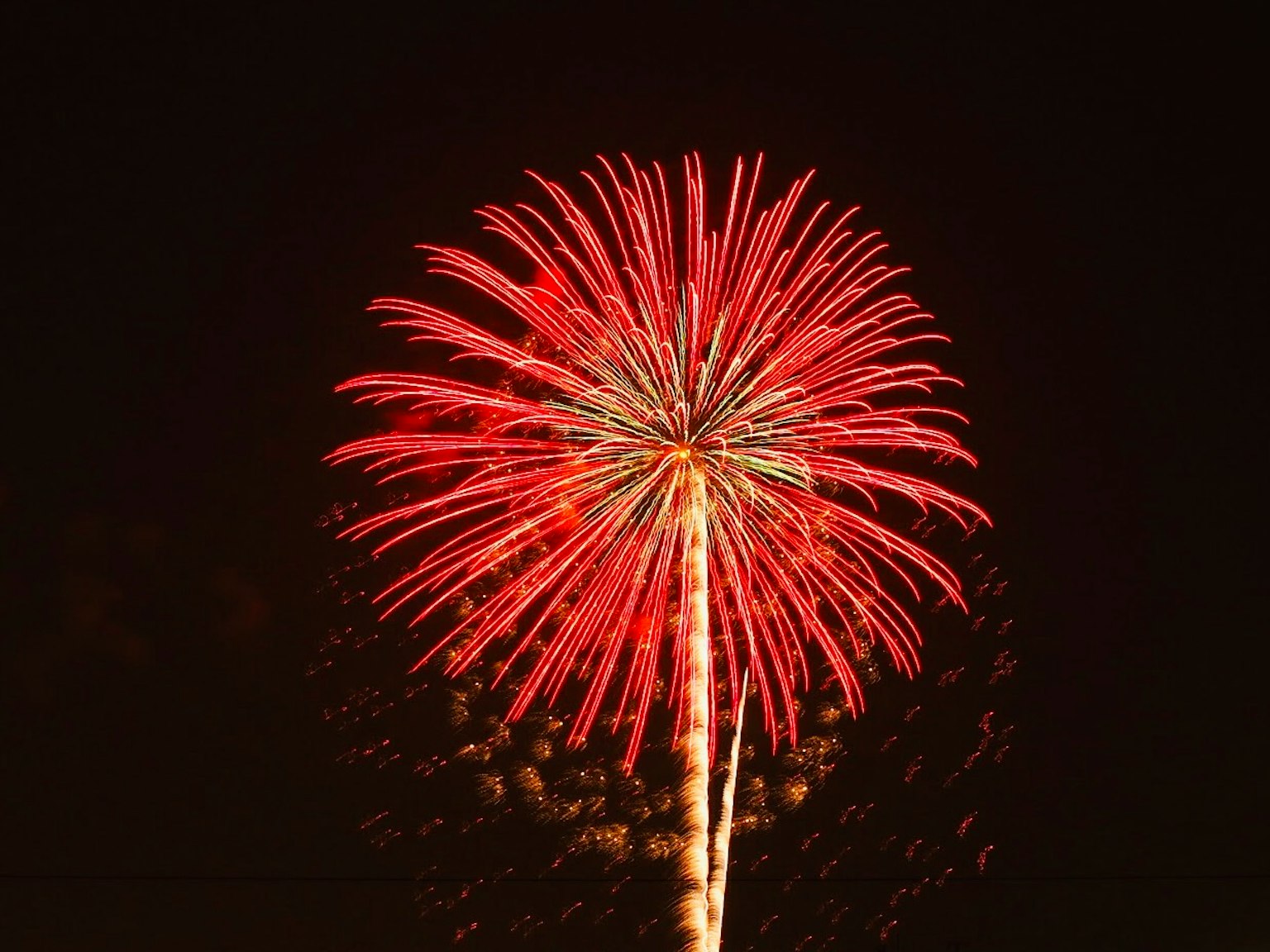 Esplosione di fuochi d'artificio rossi su sfondo scuro