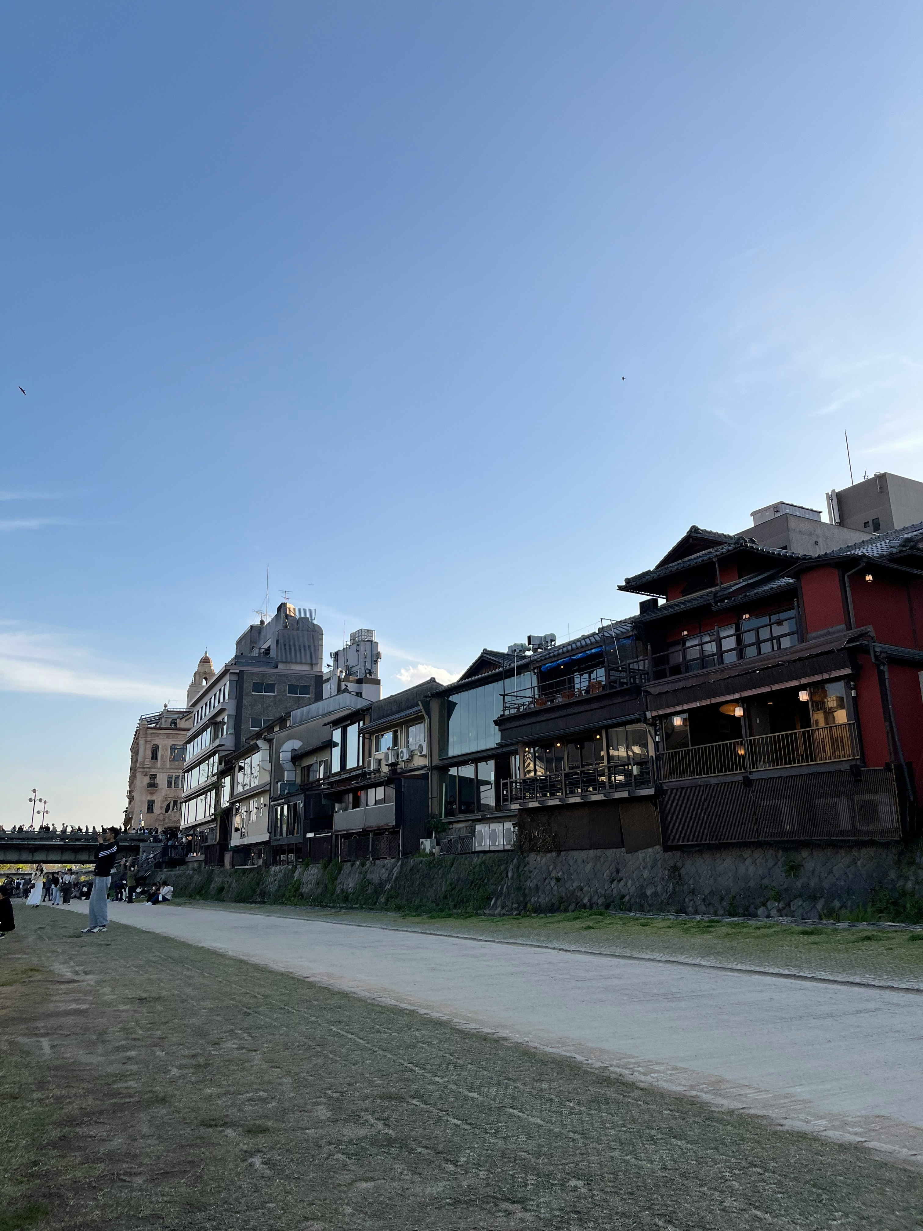川沿いの石造りの土手と並ぶ歴史的な建物群