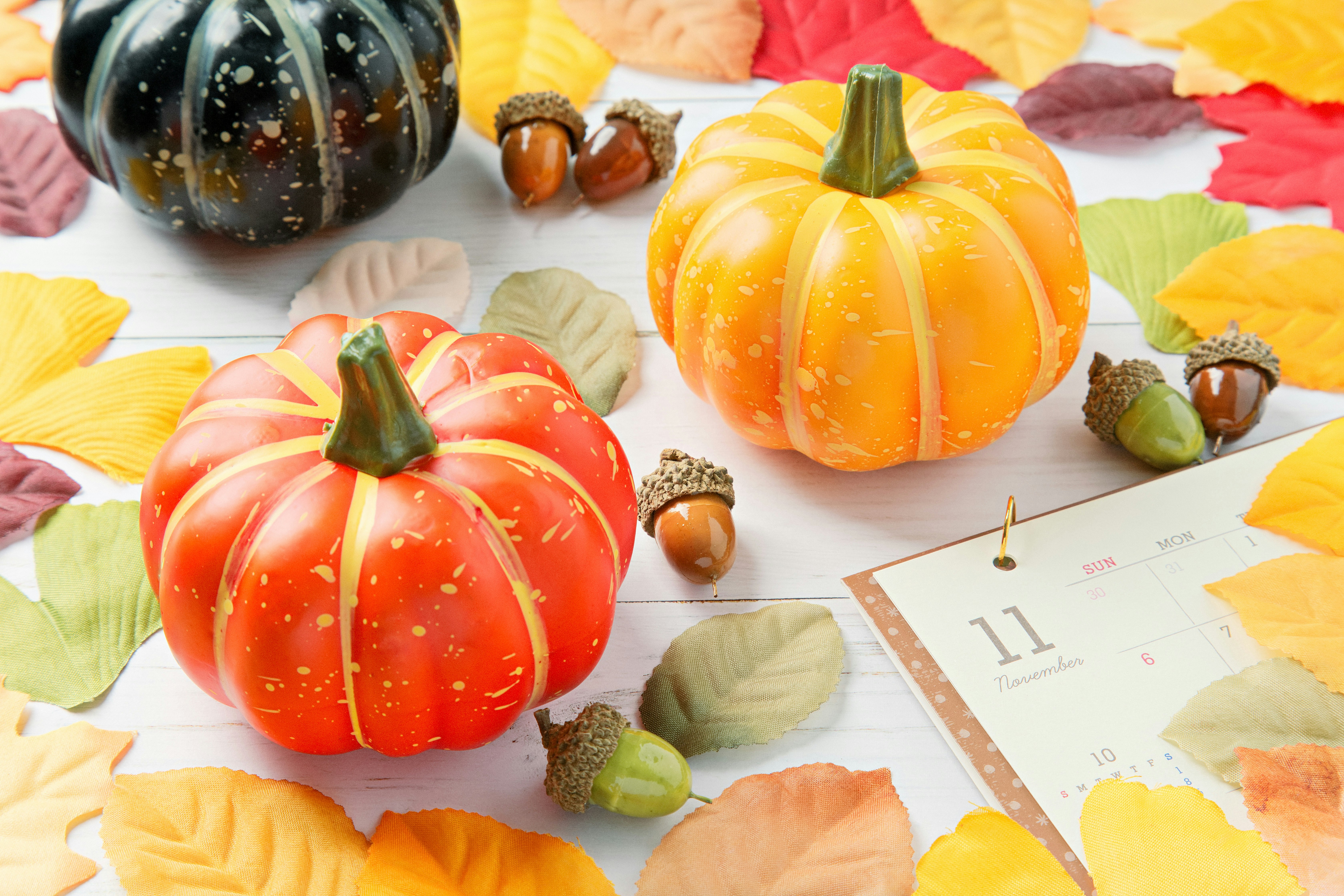 ハロウィン風のカボチャオーナメントと11月のカレンダー
