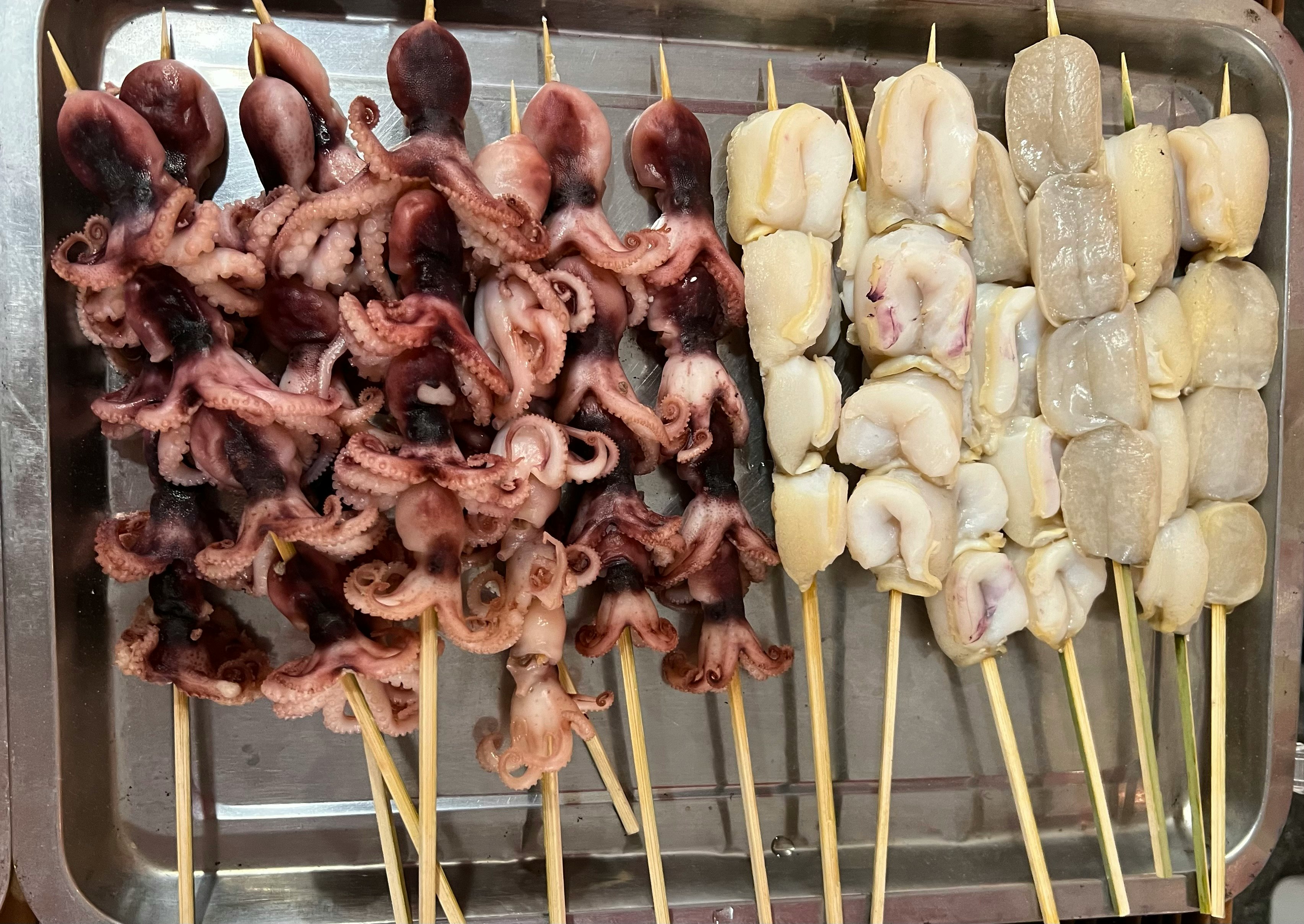 鱿鱼和章鱼串拼盘