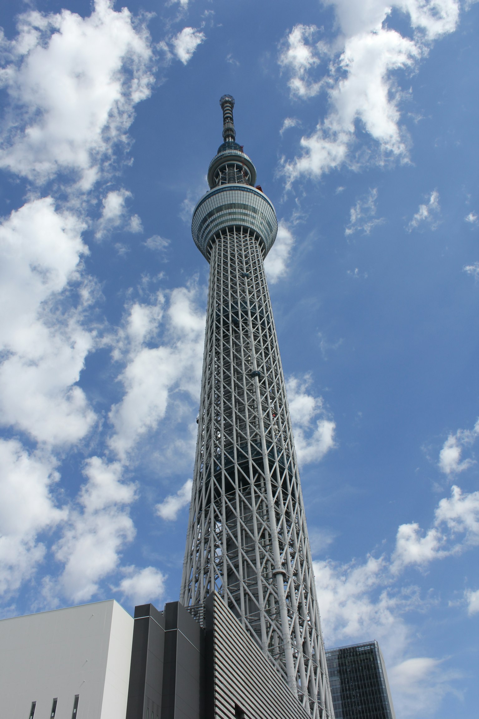 Tokyo Skytree che si erge contro un cielo blu con nuvole