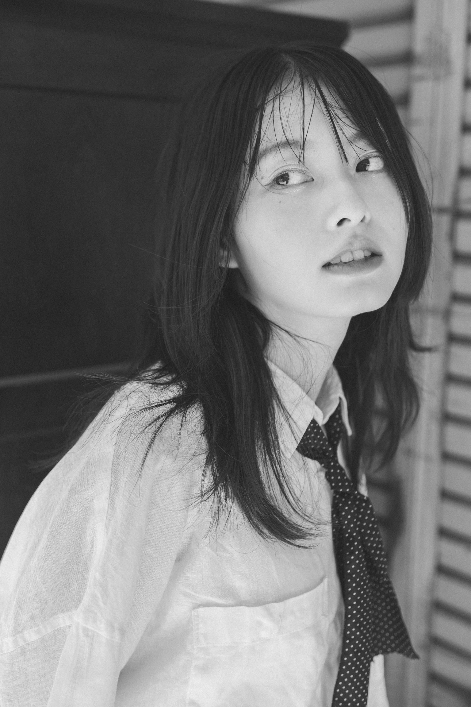 넥타이를 매고 있는 여성의 흑백 초상화