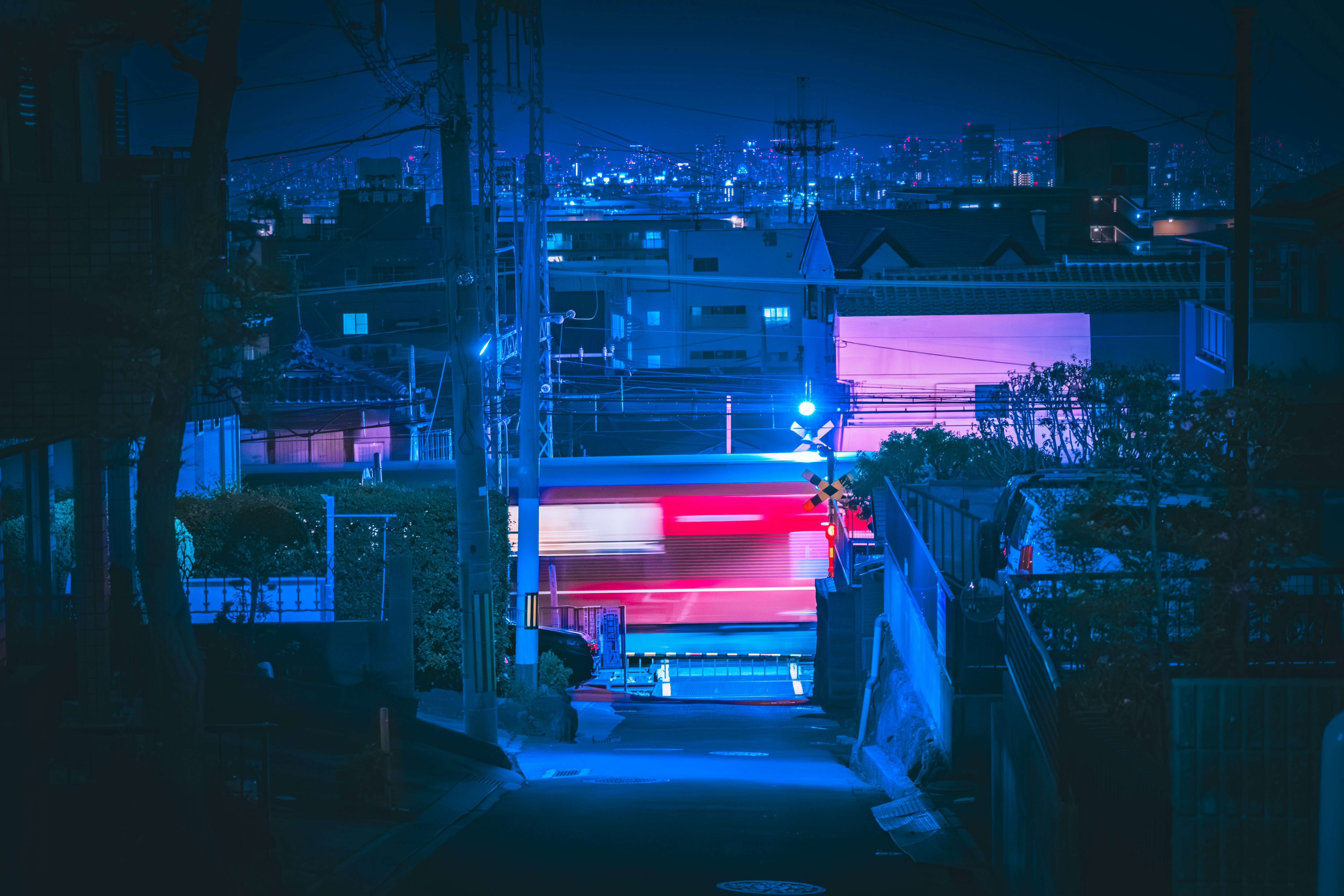 夜の高架下に広がるネオンの街並み