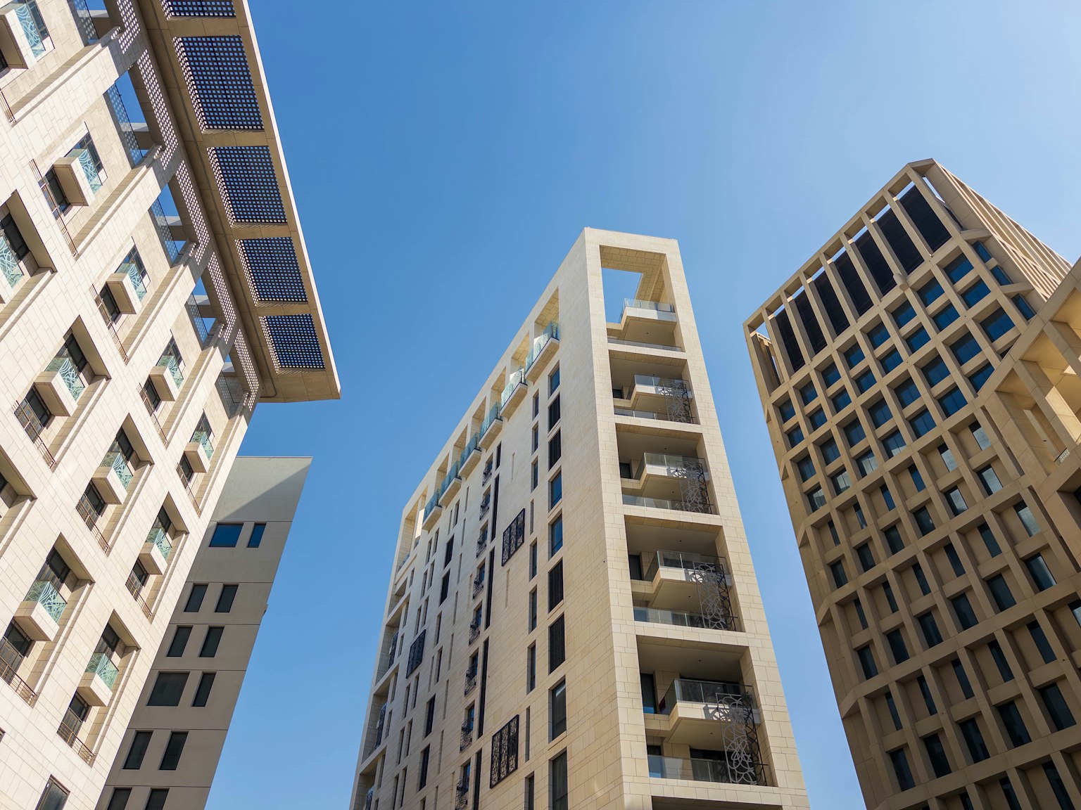 Edificios modernos bajo un cielo azul claro
