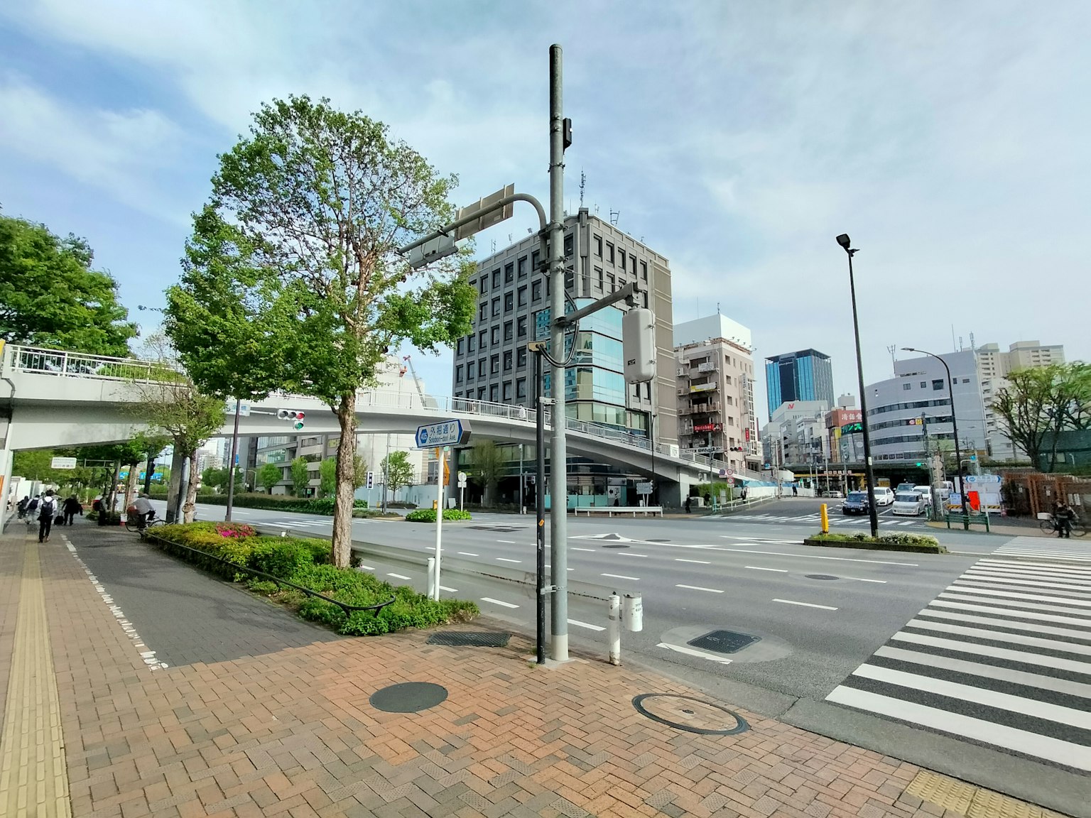 Intersection urbaine avec des bâtiments et des arbres verts