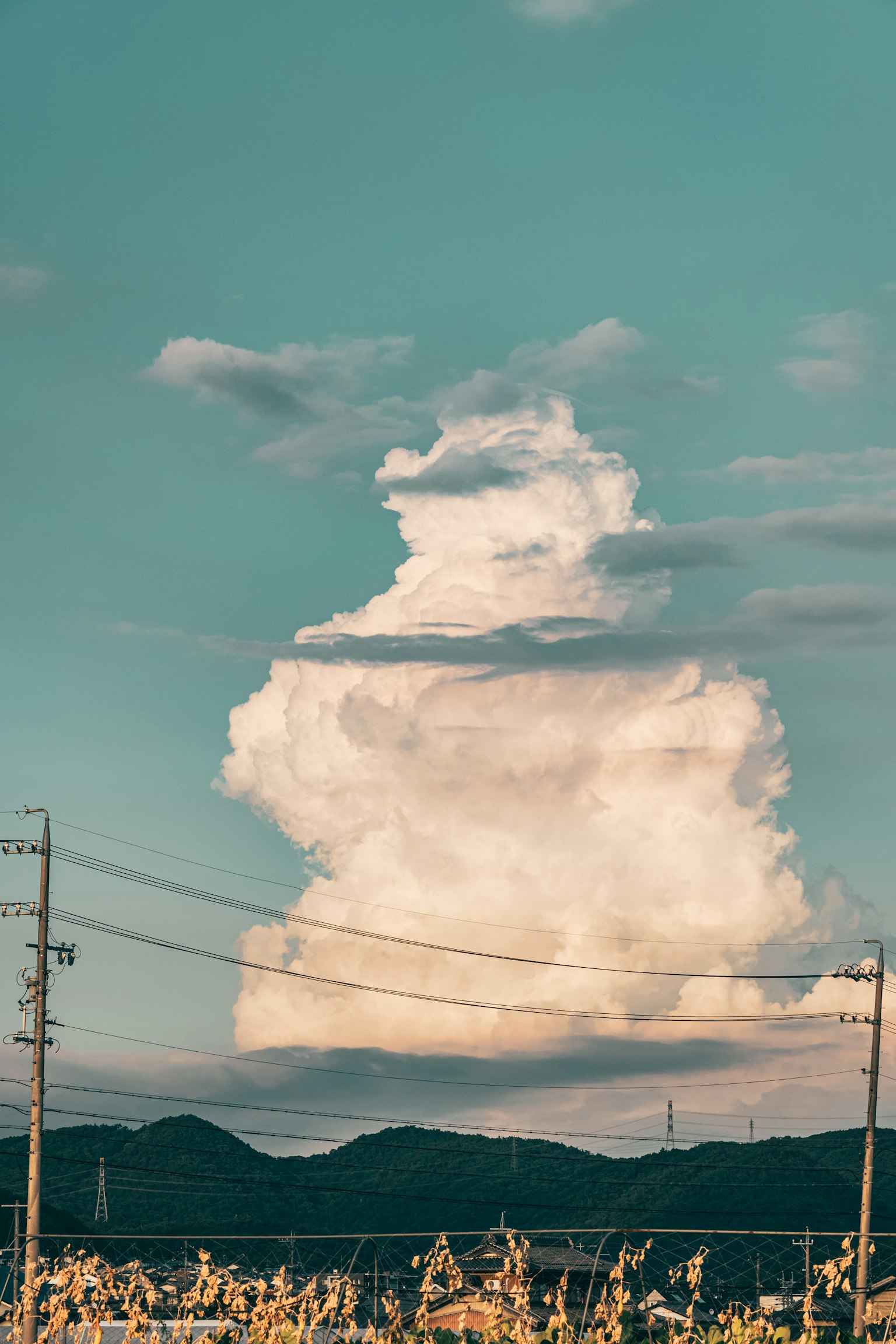 Una gran nube en el cielo azul sobre las montañas