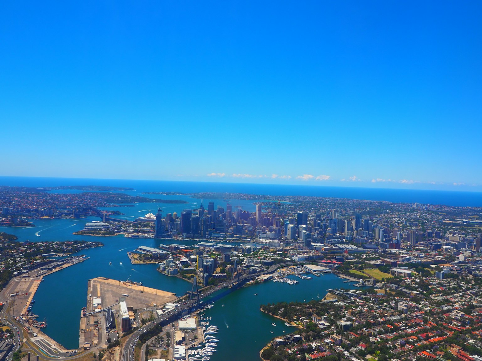 Toàn cảnh bờ biển và đường chân trời Sydney dưới bầu trời xanh trong